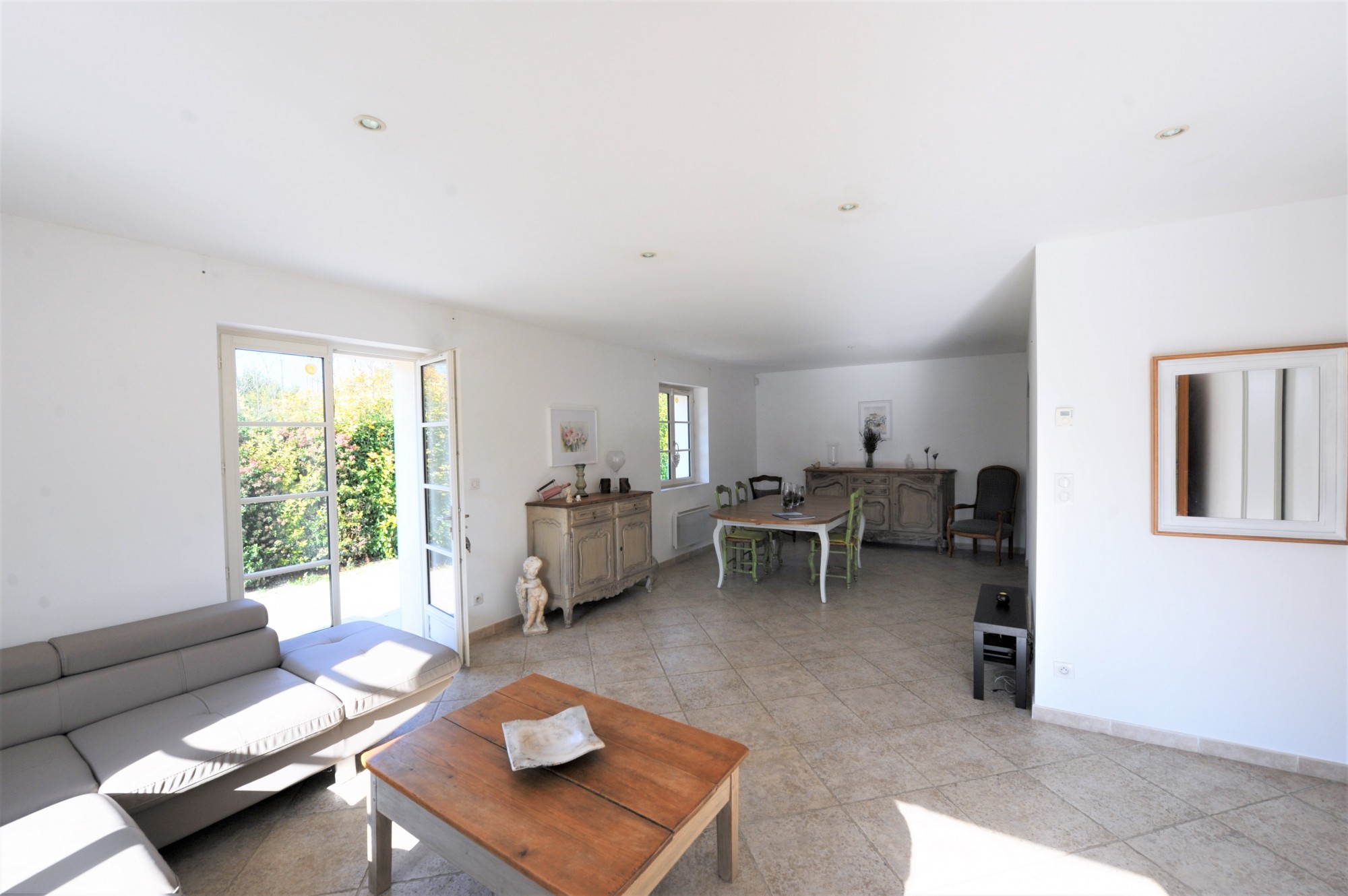 Proche d'un hameau de Gordes, maison en pierres avec piscine   
