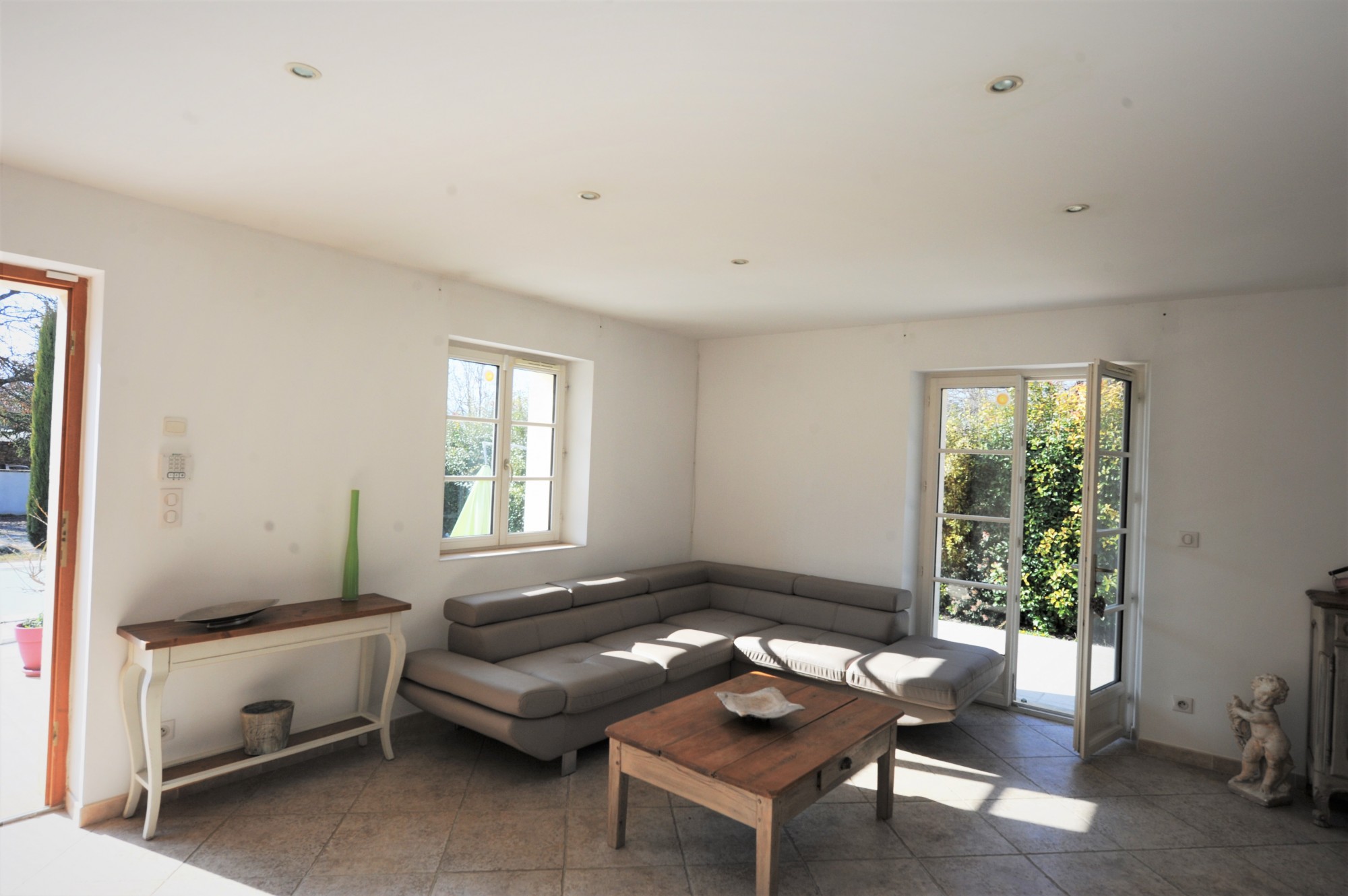 Proche d'un hameau de Gordes, maison en pierres avec piscine   