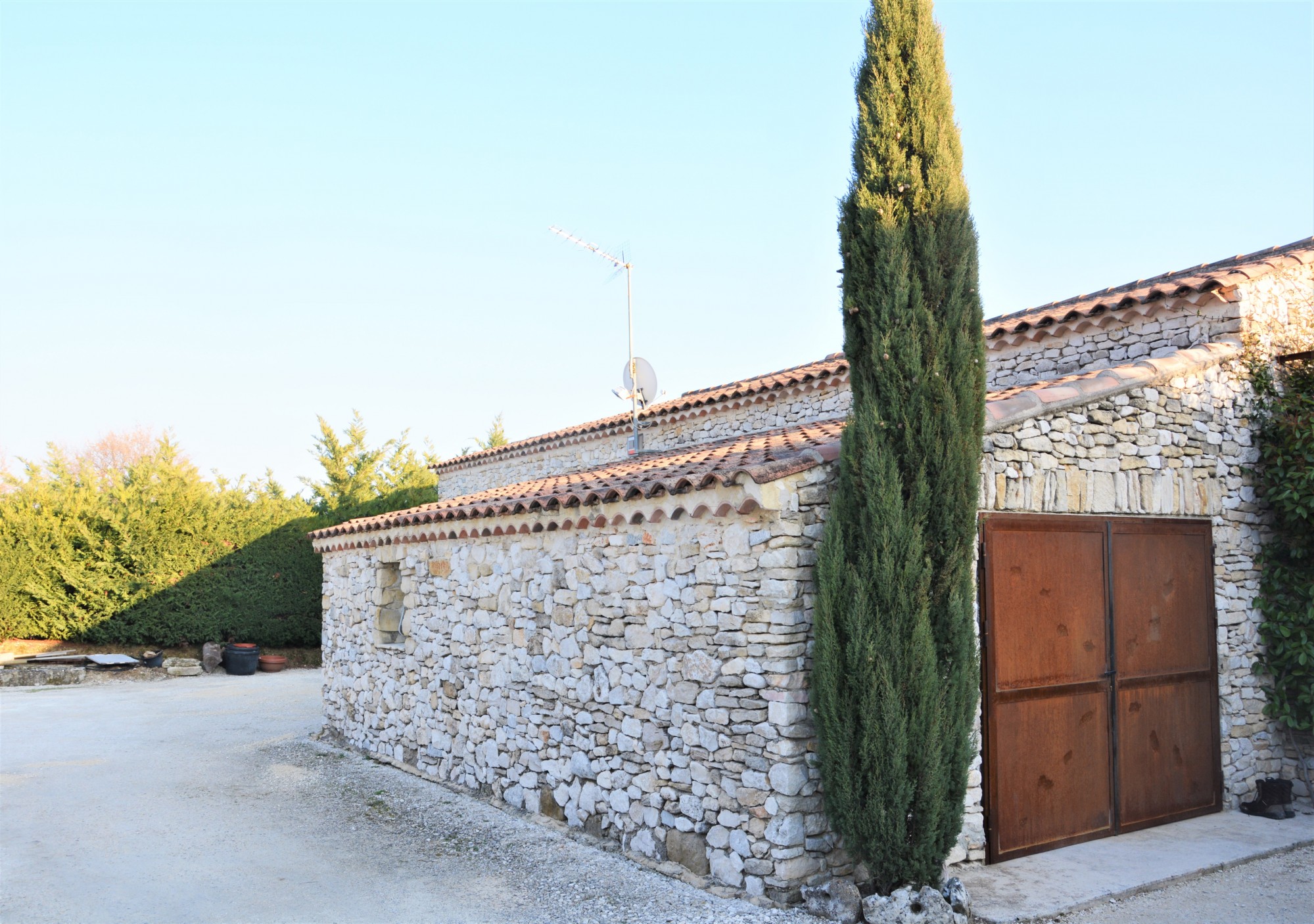 Gordes, maison en pierres de plain-pied avec piscine   