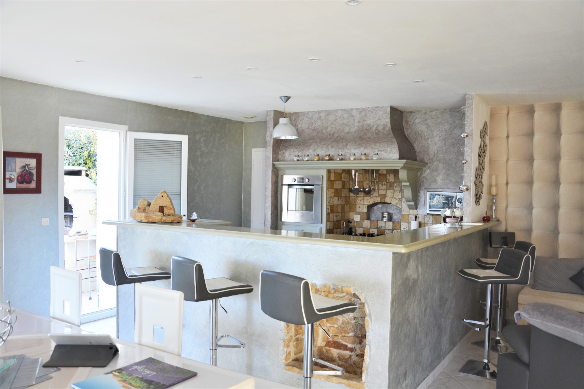 Gordes, maison en pierres de plain-pied avec piscine   