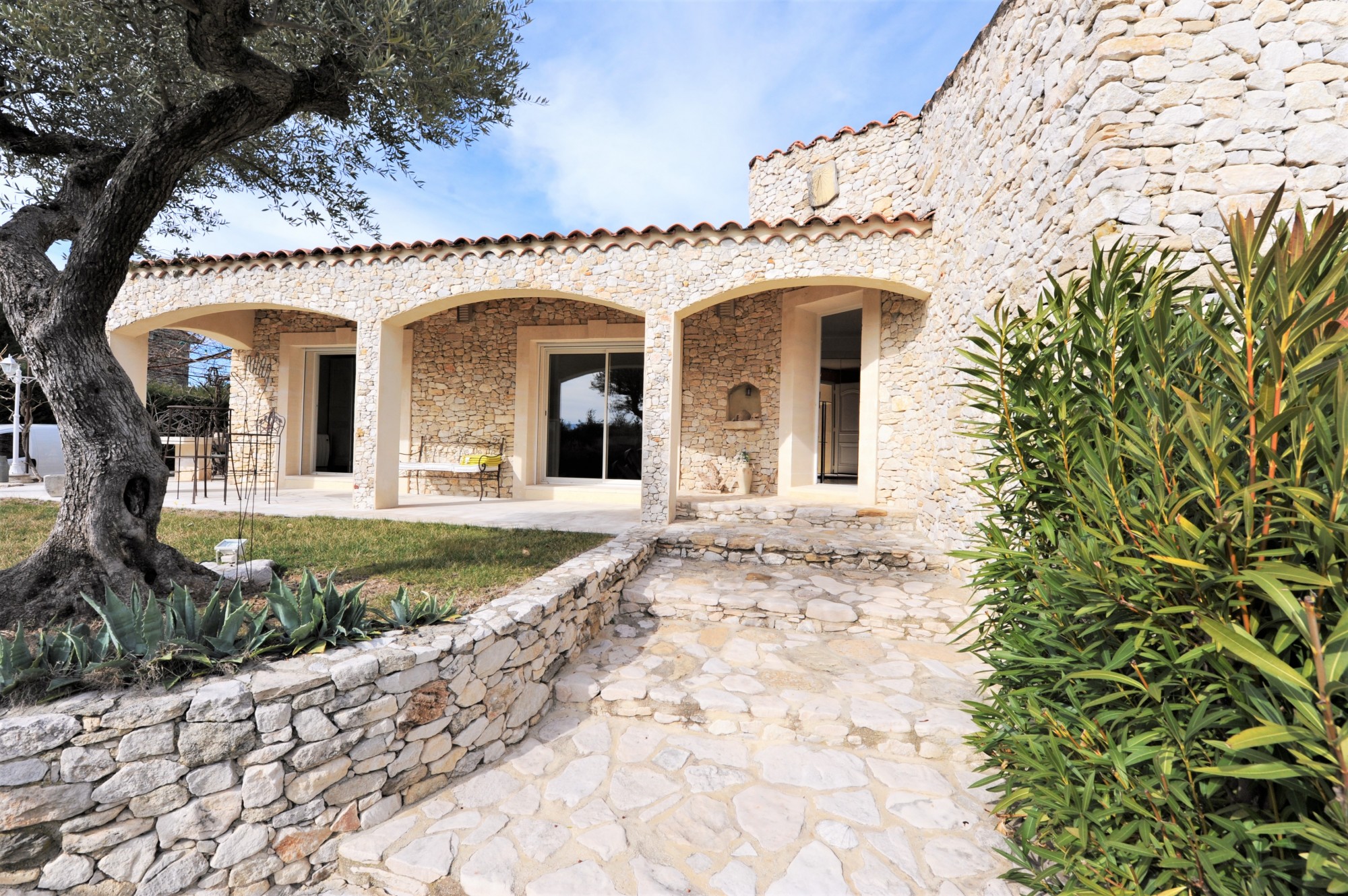 Gordes, maison en pierres de plain-pied avec piscine   