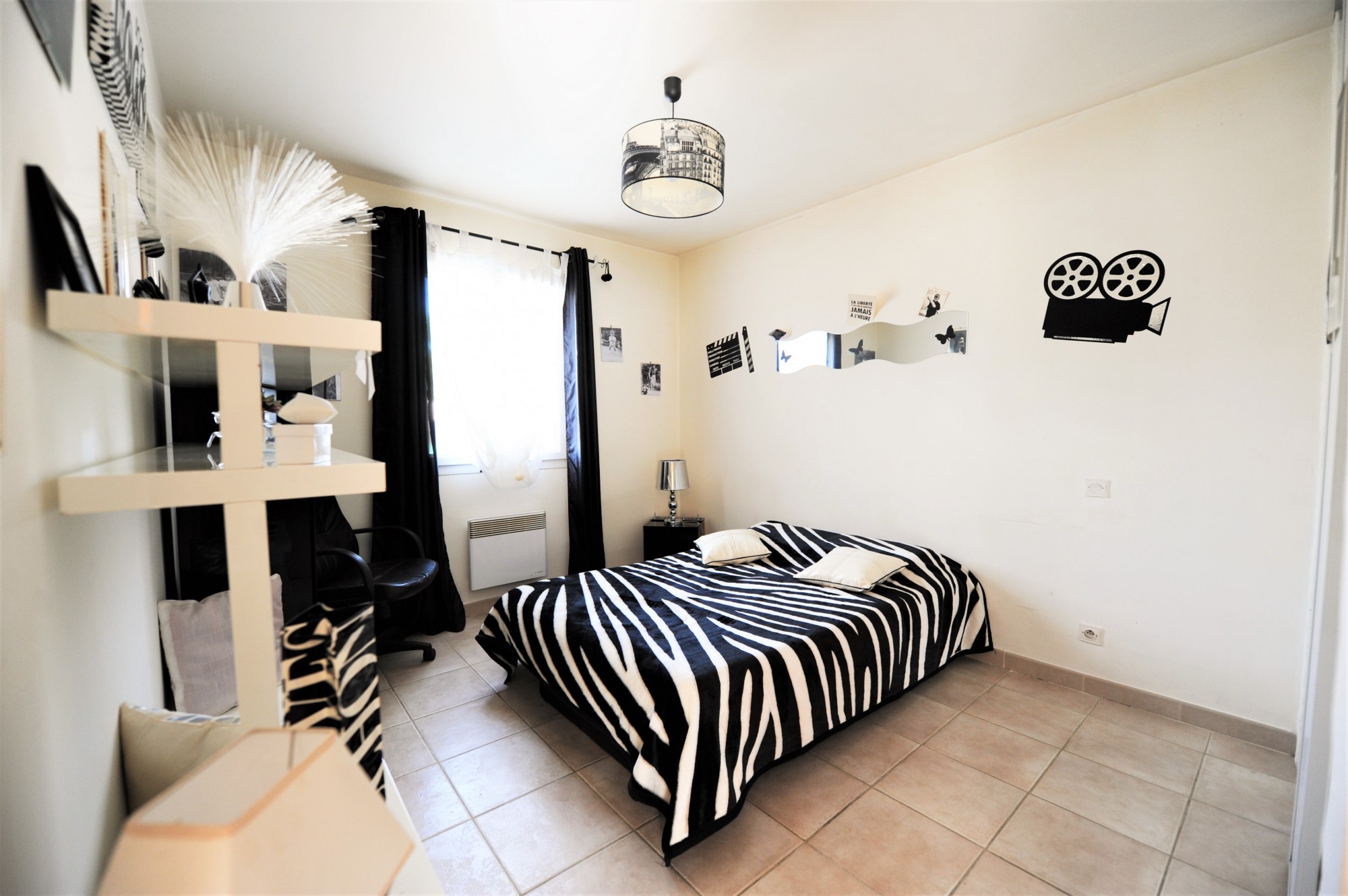 Gordes, maison en pierres de plain-pied avec piscine   