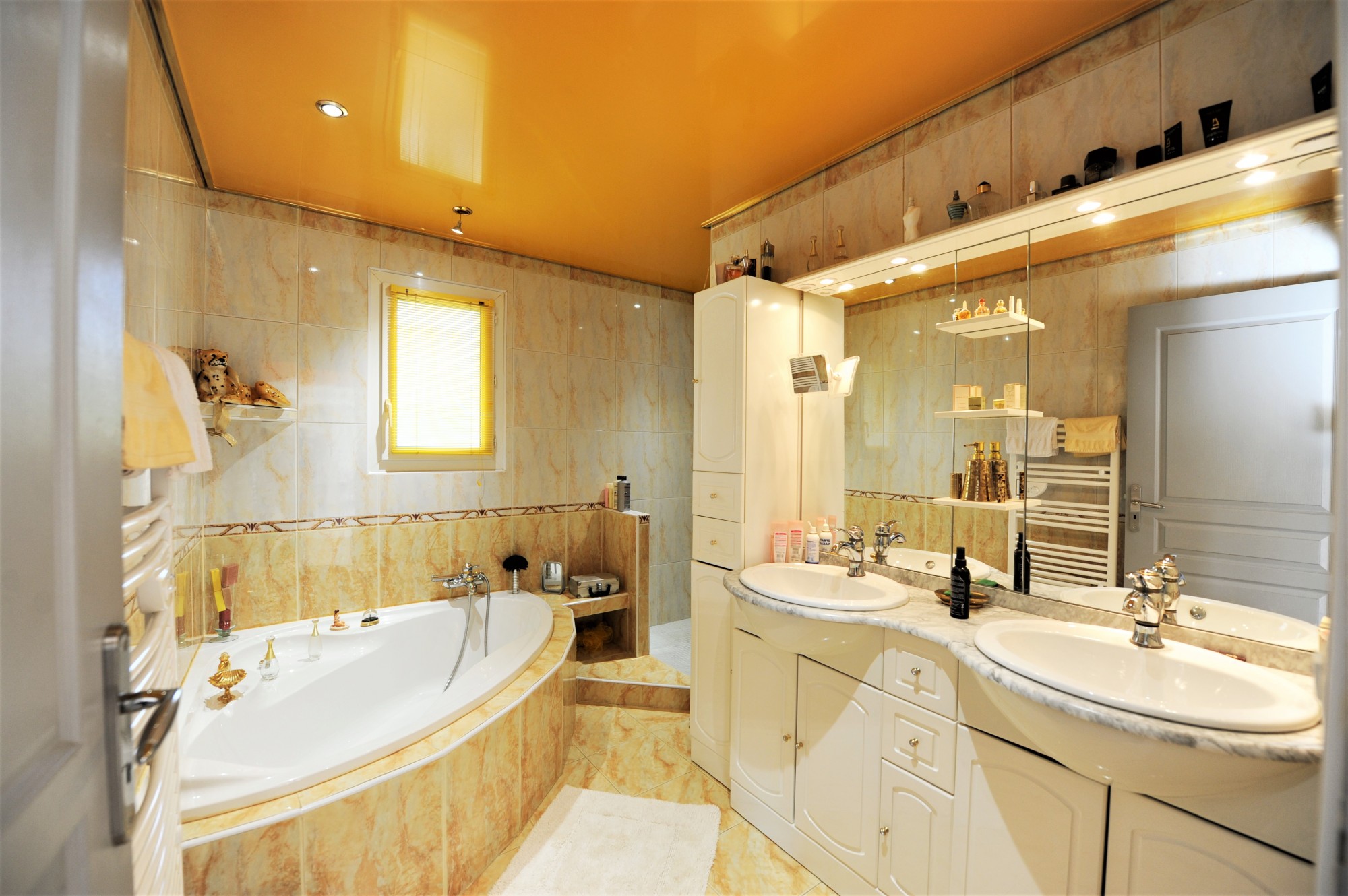 Gordes, maison en pierres de plain-pied avec piscine   