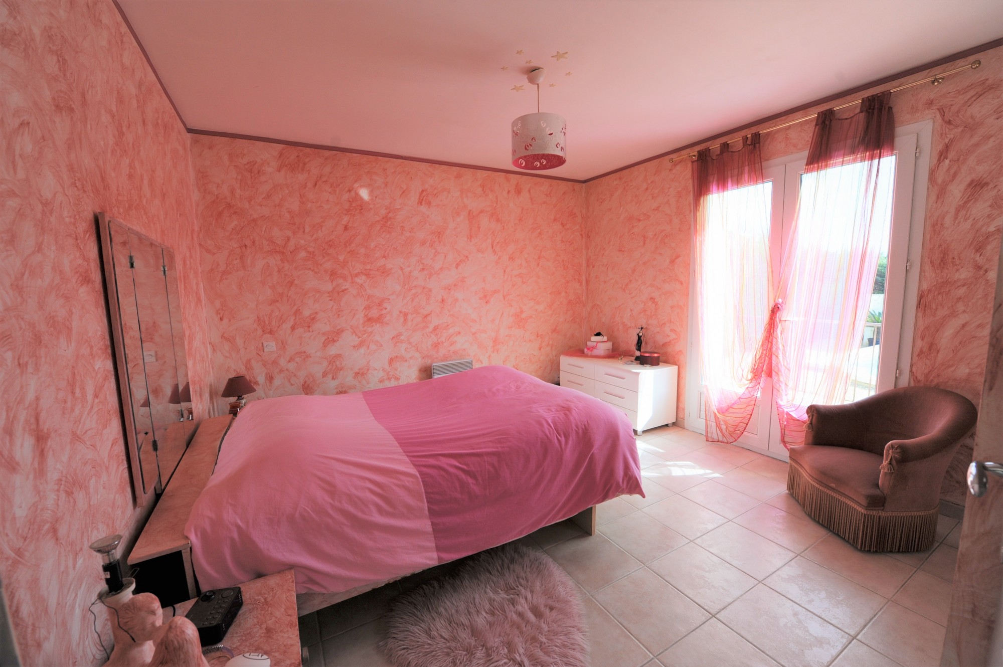 Gordes, maison en pierres de plain-pied avec piscine   