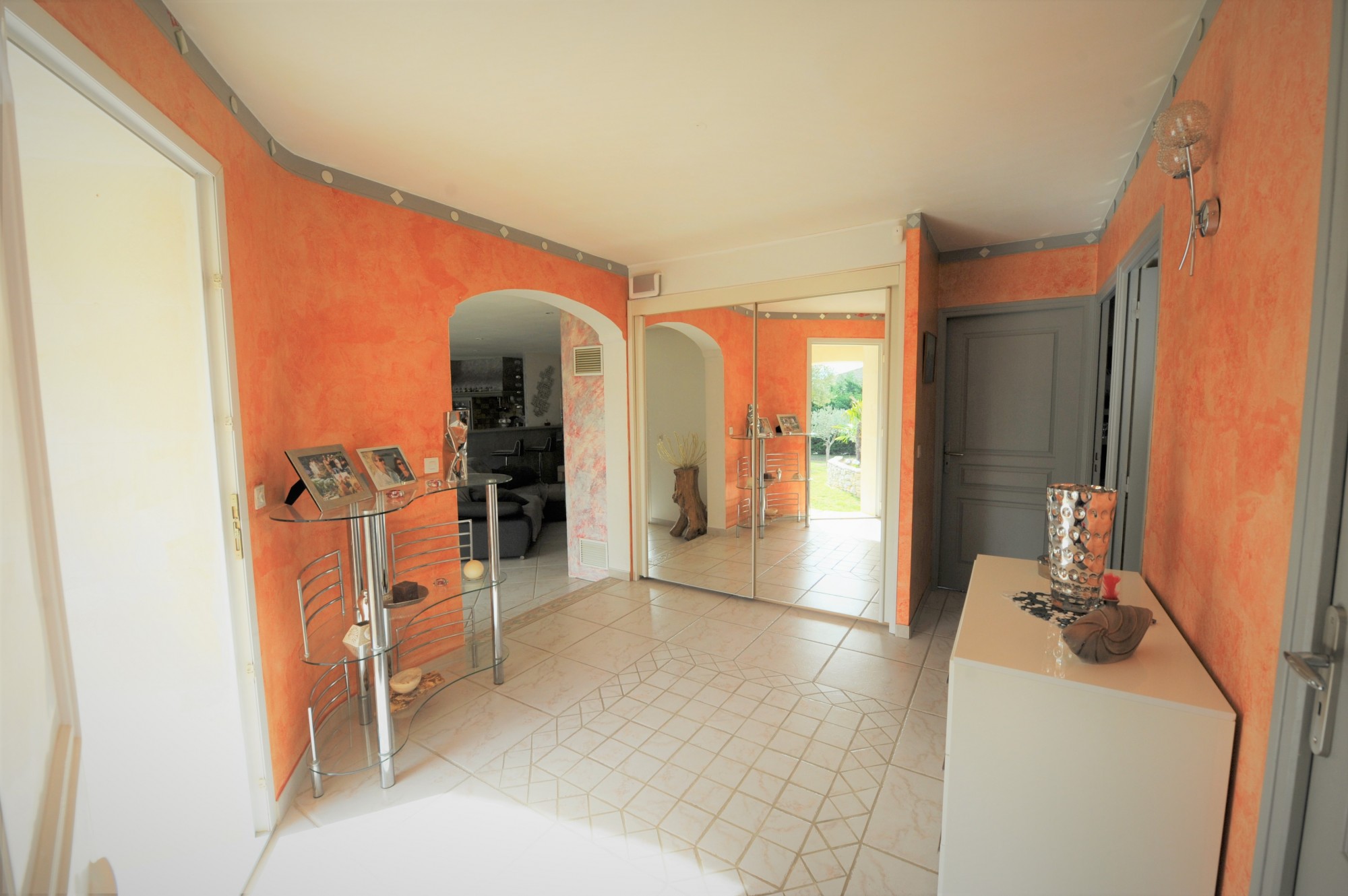 Gordes, maison en pierres de plain-pied avec piscine   