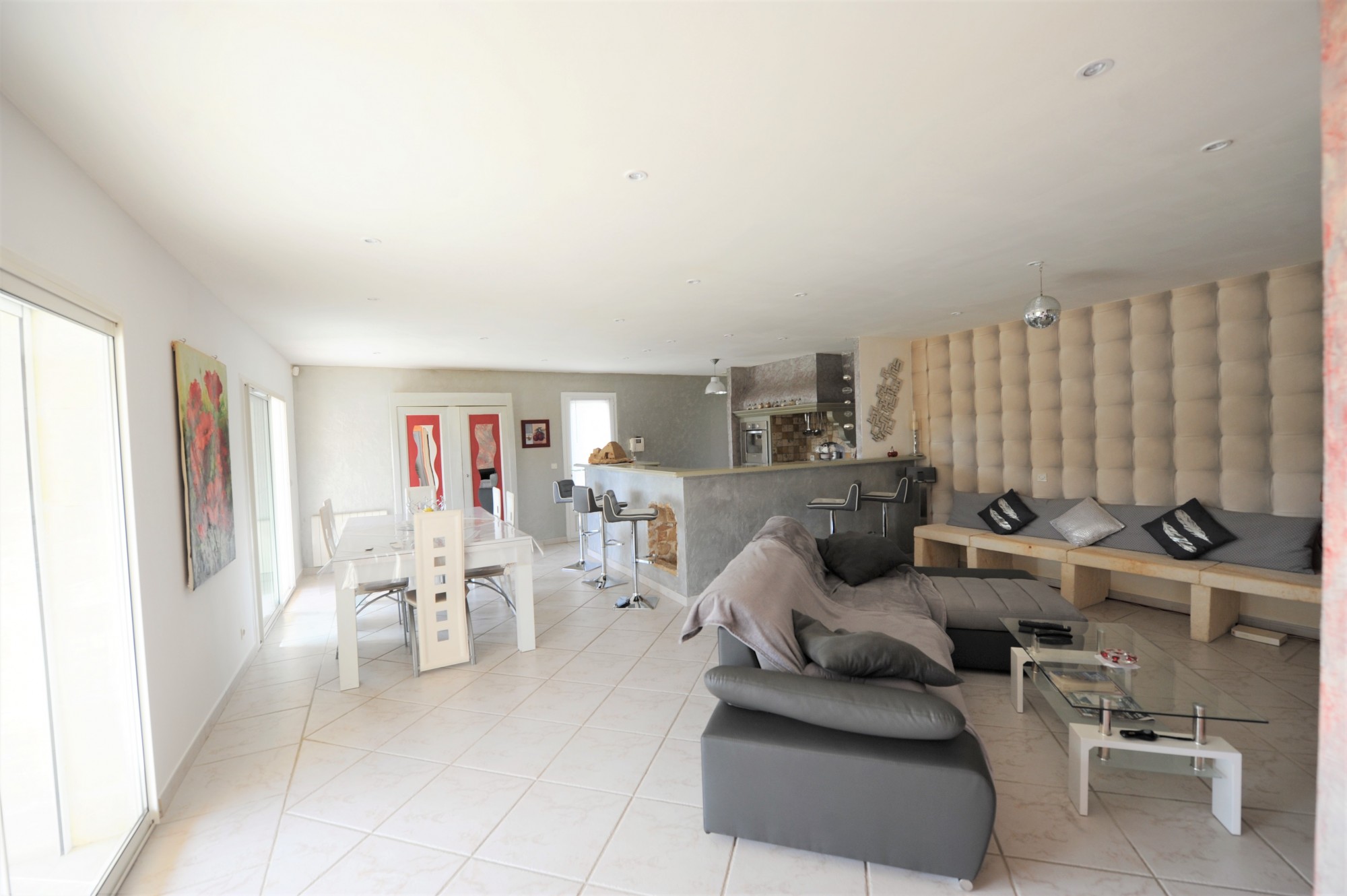 Gordes, maison en pierres de plain-pied avec piscine   