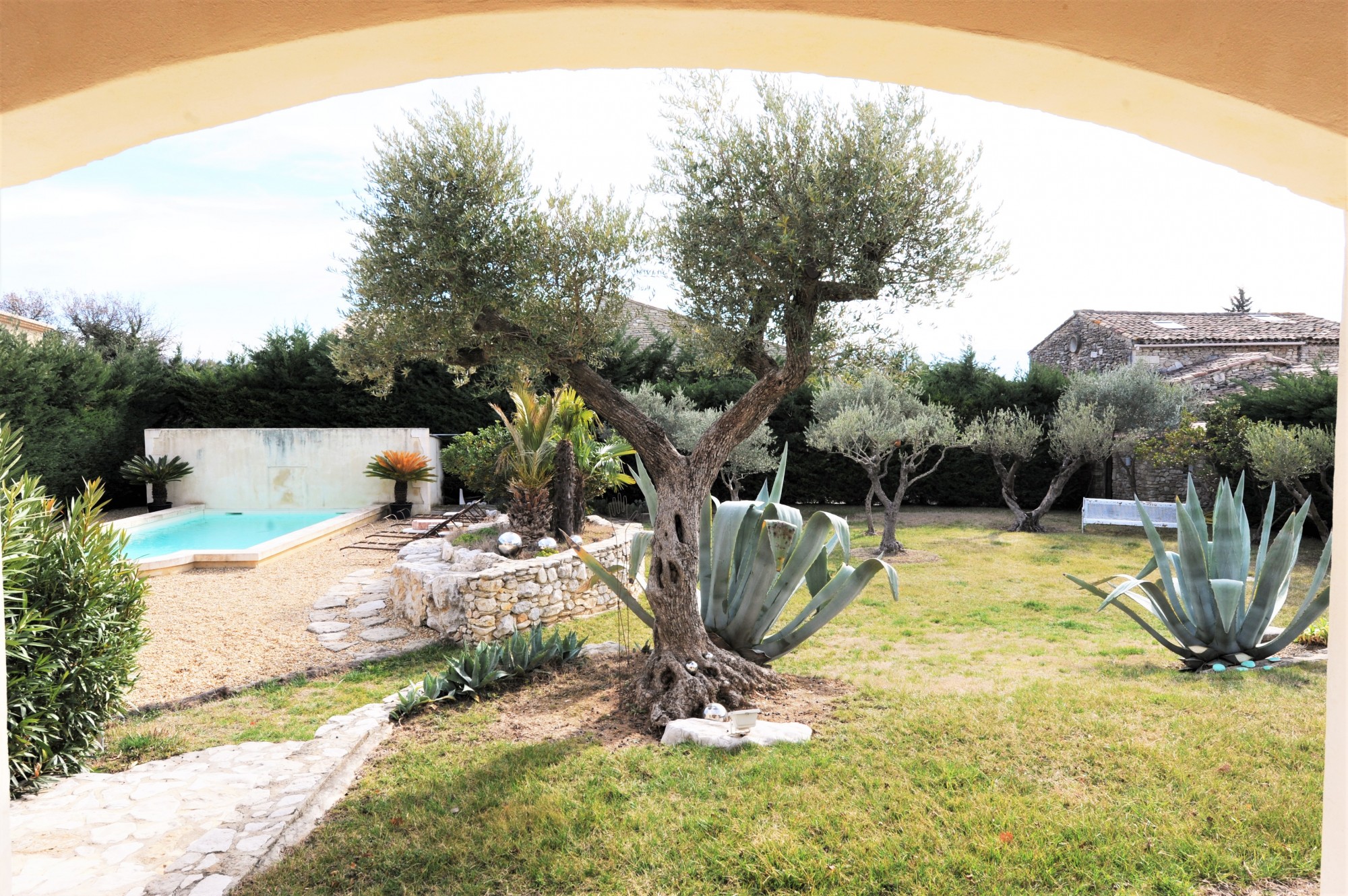 Gordes, maison en pierres de plain-pied avec piscine   
