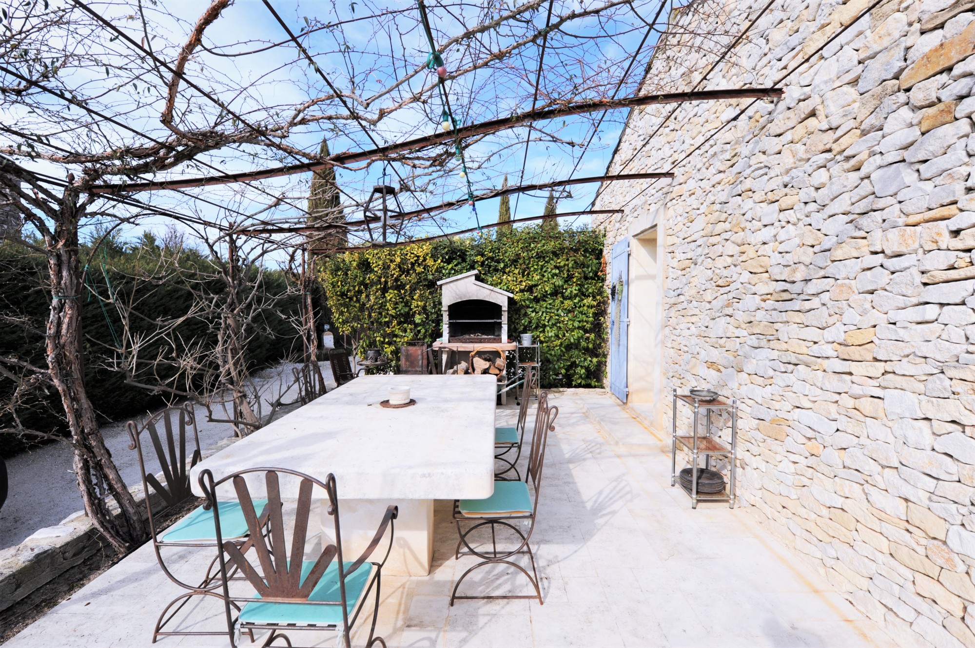 Gordes, maison en pierres de plain-pied avec piscine   