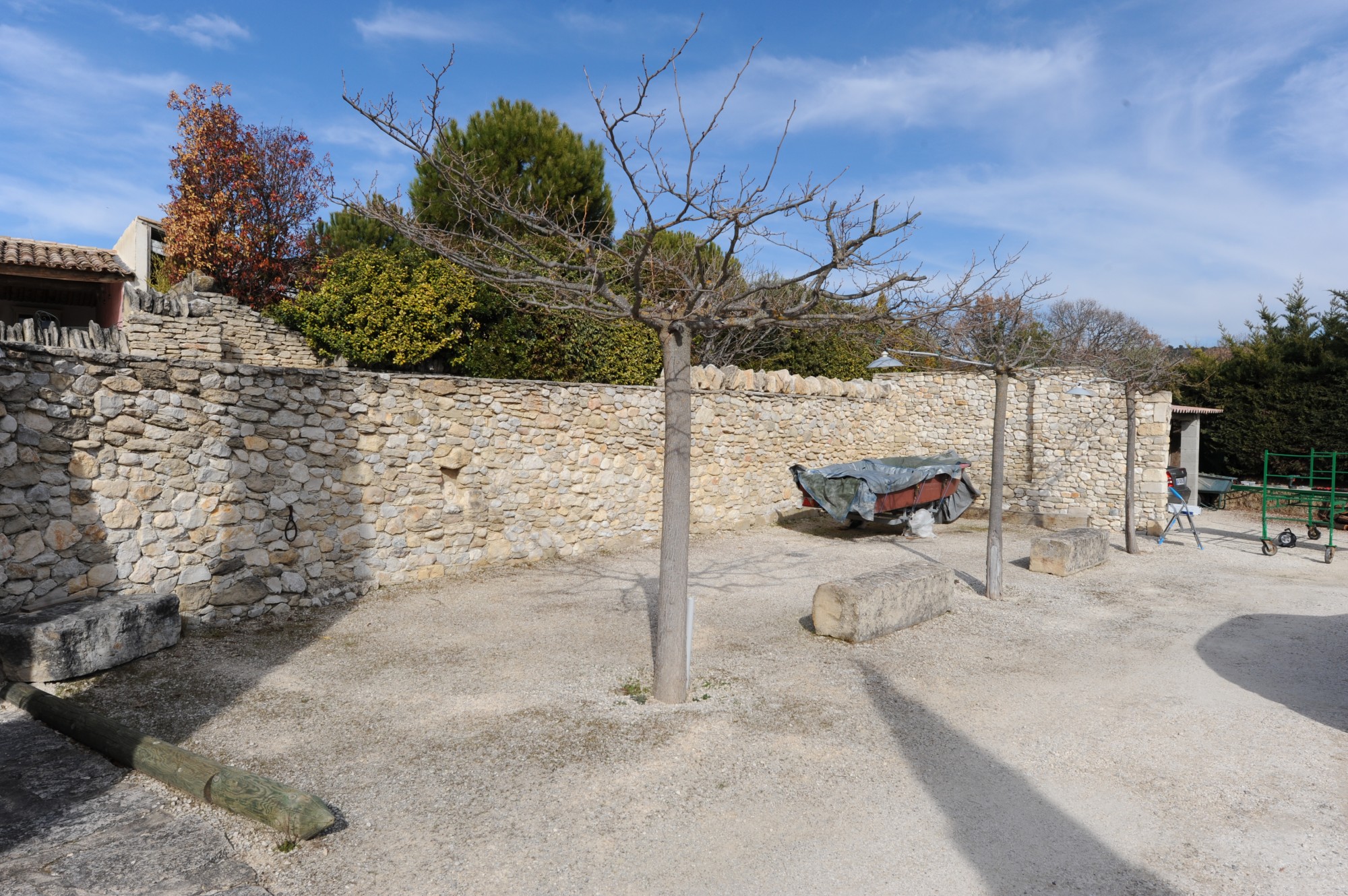Gordes, maison en pierres de plain-pied avec piscine   