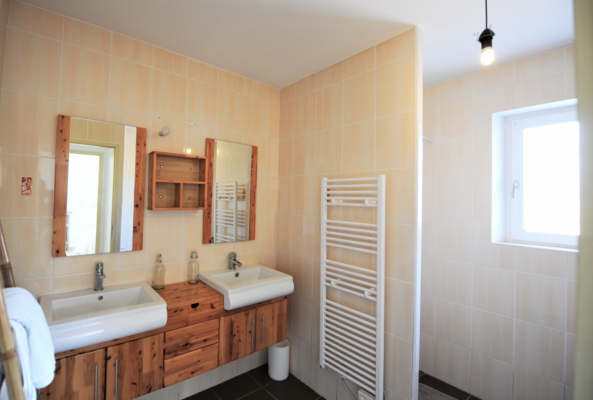 Proche d'un hameau de Gordes, maison en pierres avec piscine   