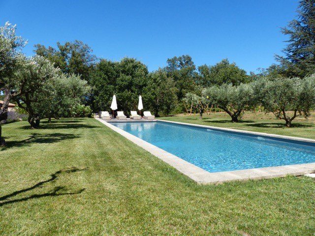 Luberon, très beau mas avec piscine sur plus de deux hectares de terrain   
