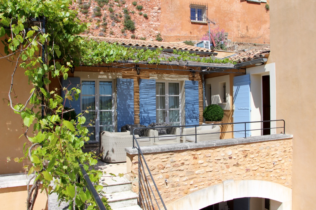 Roussillon, agréable maison avec terrasses et maison d'amis au coeur du village   