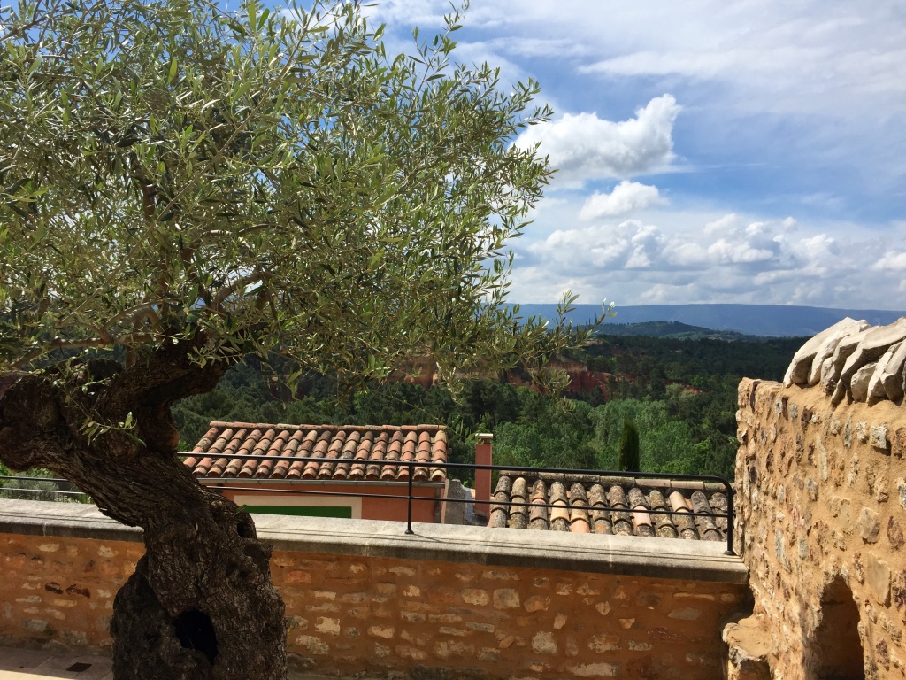Roussillon, agréable maison avec terrasses et maison d'amis au coeur du village   