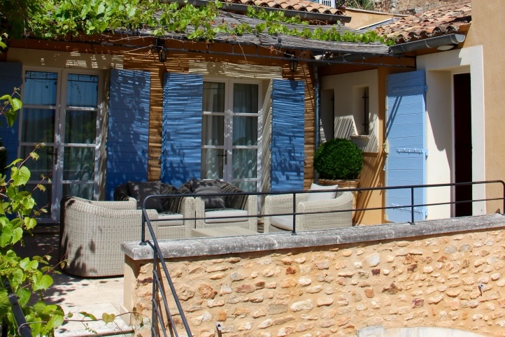 Roussillon, agréable maison avec terrasses et maison d'amis au coeur du village   