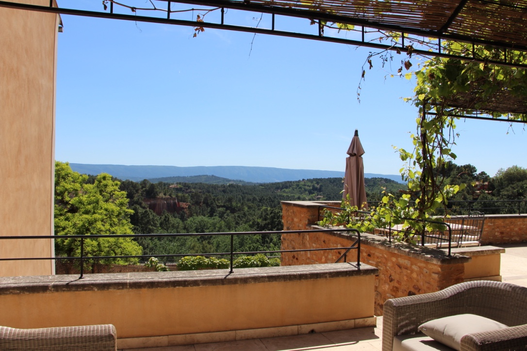 Roussillon, agréable maison avec terrasses et maison d'amis au coeur du village   