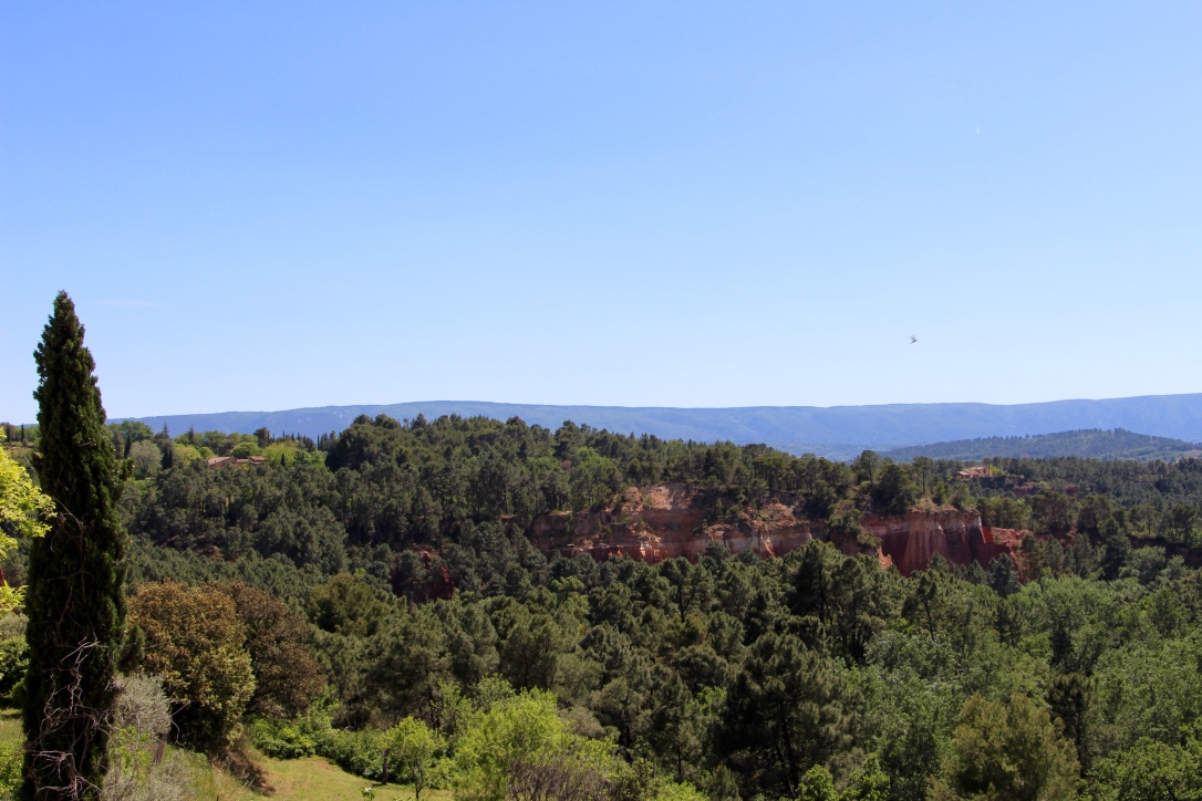 Roussillon, agréable maison avec terrasses et maison d'amis au coeur du village   