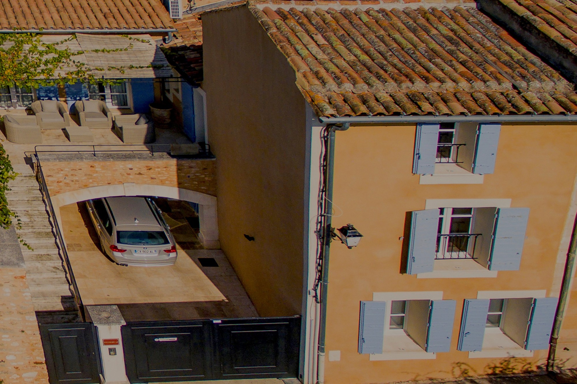 Roussillon, agréable maison avec terrasses et maison d'amis au coeur du village   
