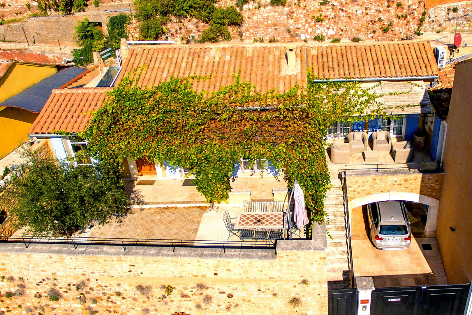 Roussillon, agréable maison avec terrasses et maison d'amis au coeur du village   