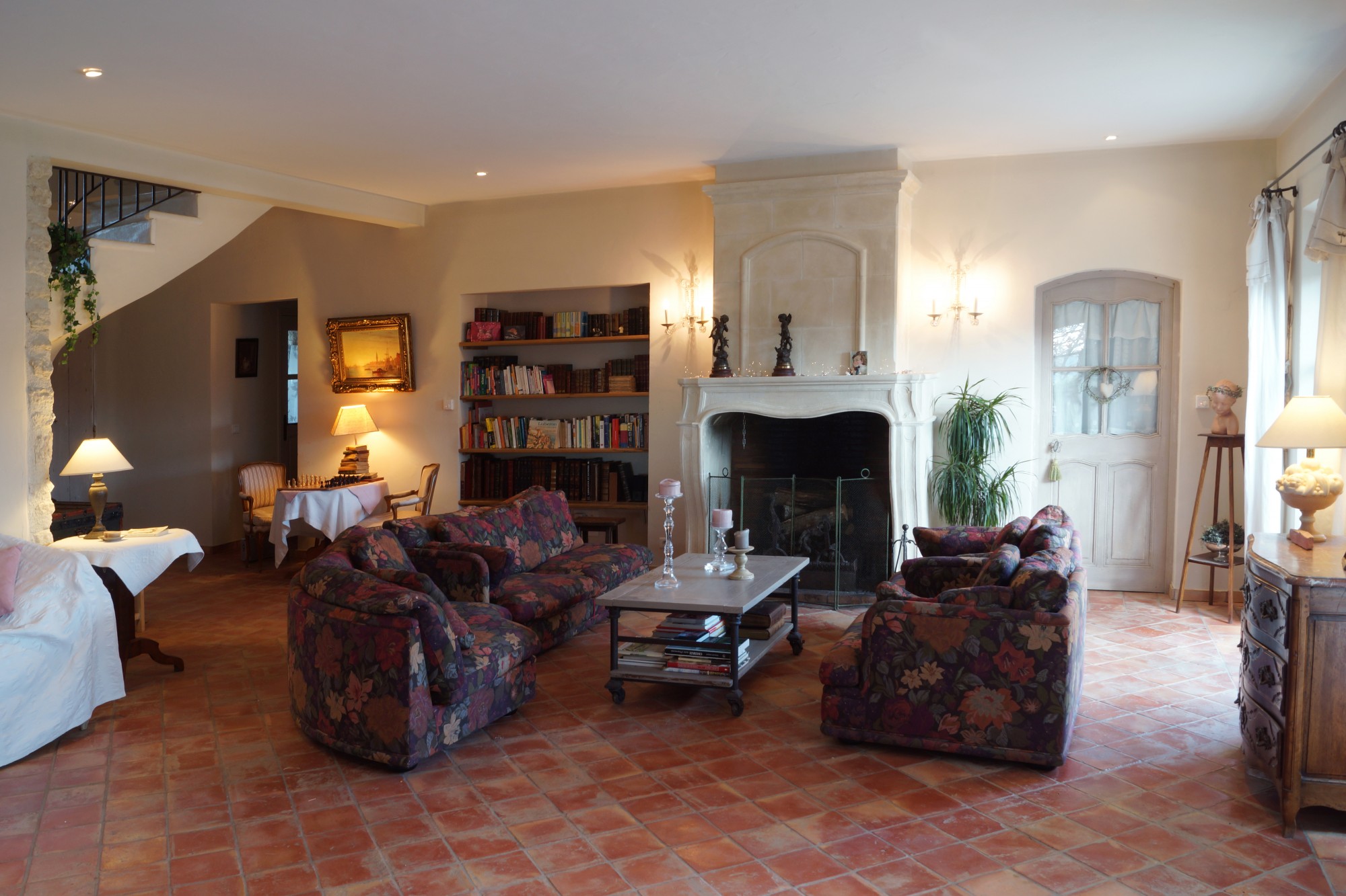 Gordes, maison en pierres avec piscine et vue   