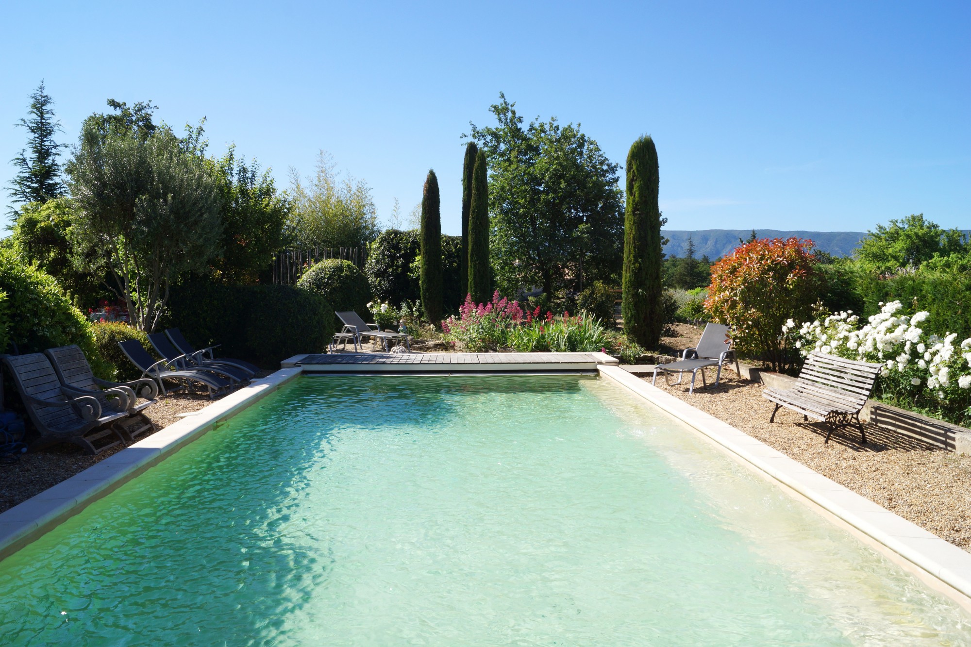 Gordes, maison en pierres avec piscine et vue   