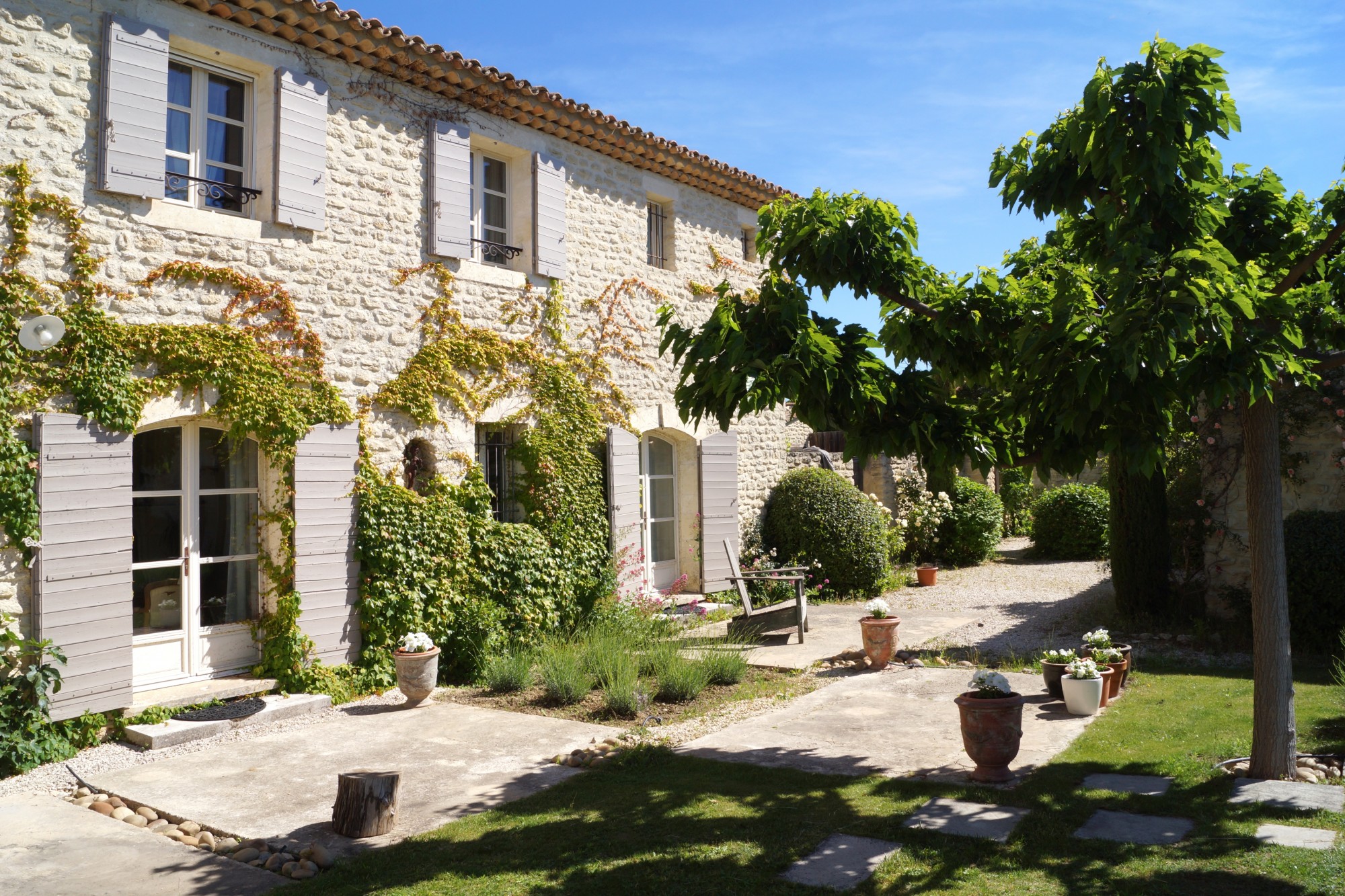 Gordes, maison en pierres avec piscine et vue   
