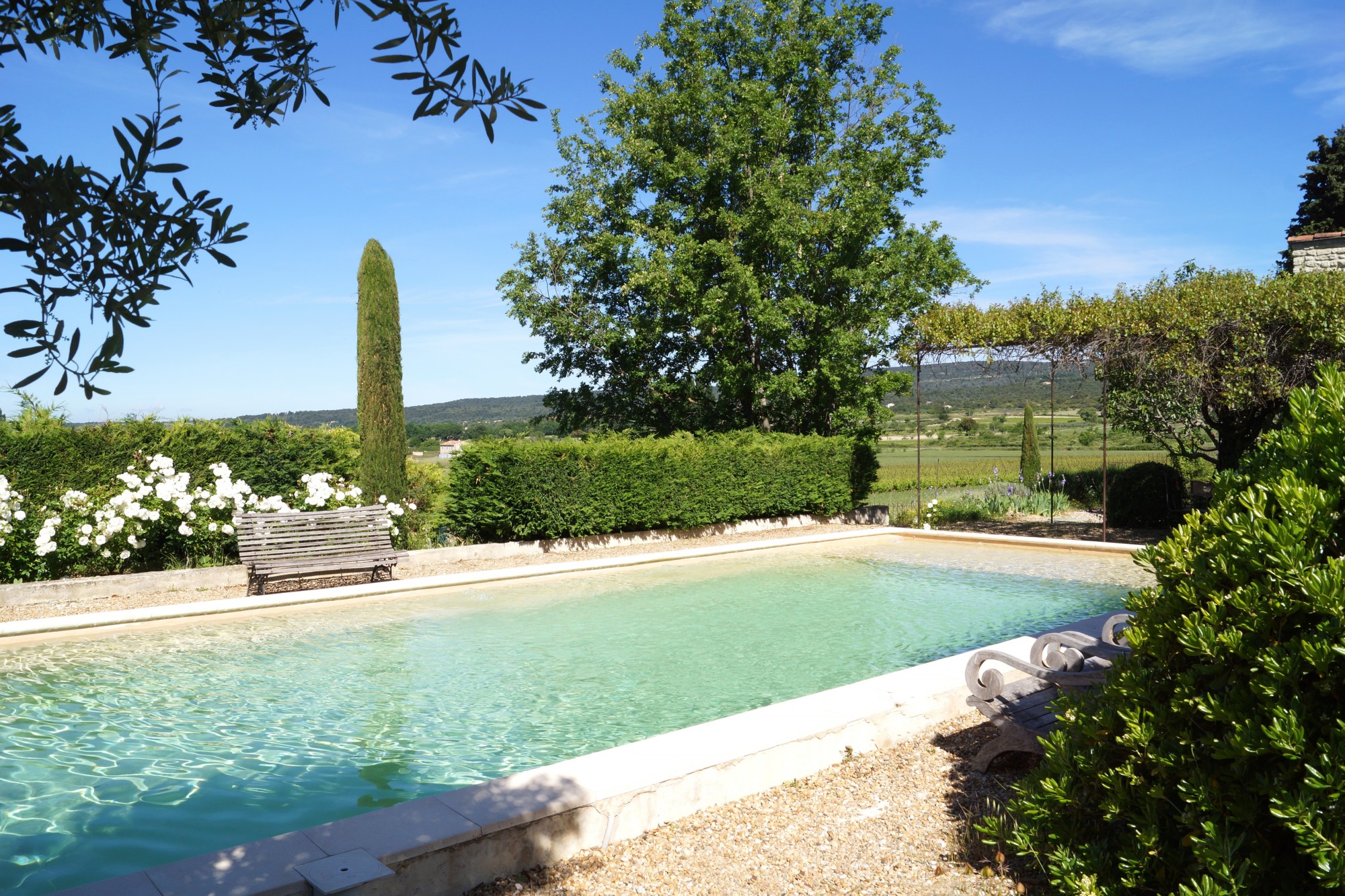 Gordes, maison en pierres avec piscine et vue   