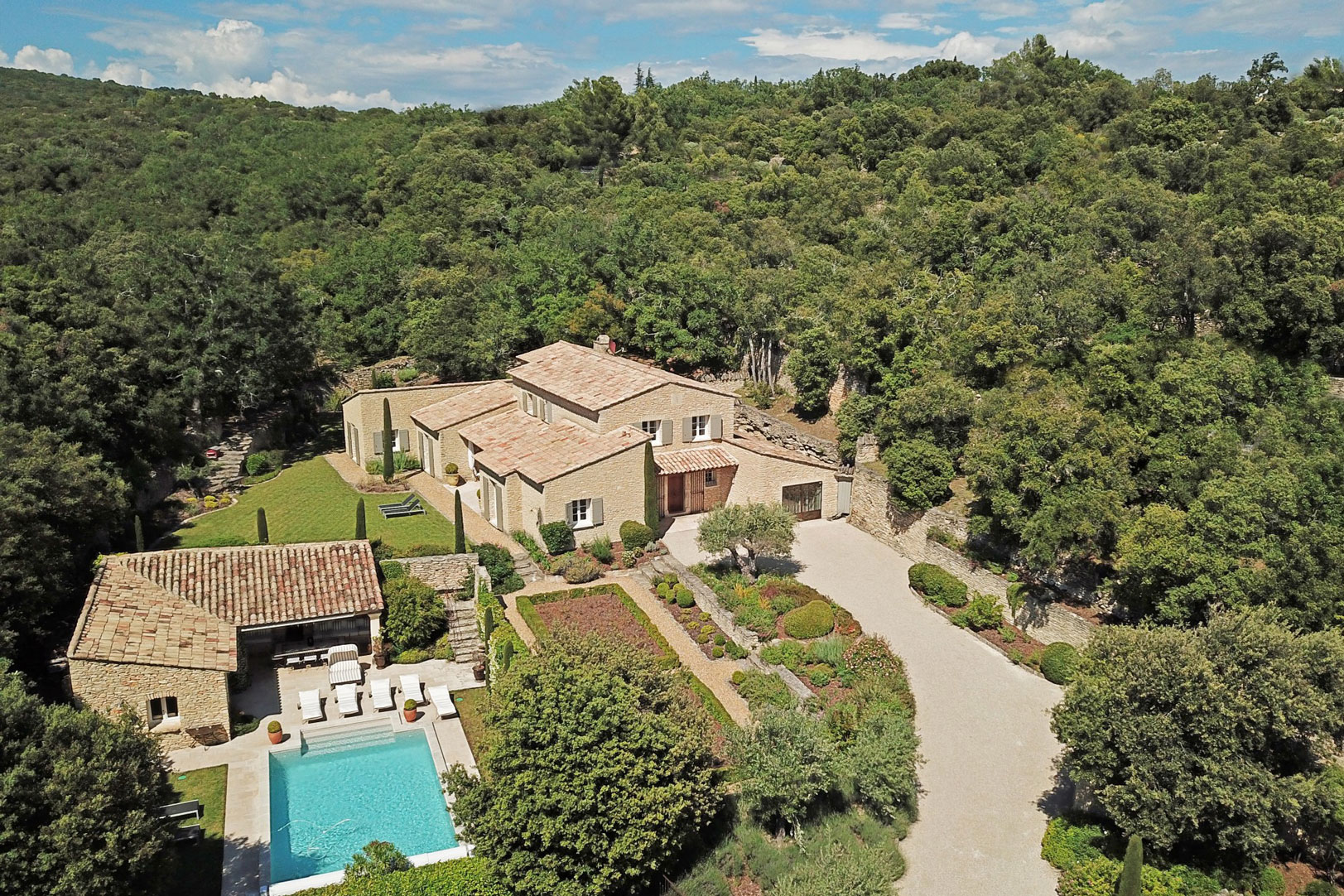 Gordes - Propriété d'agrément comprenant deux maisons et deux piscines   