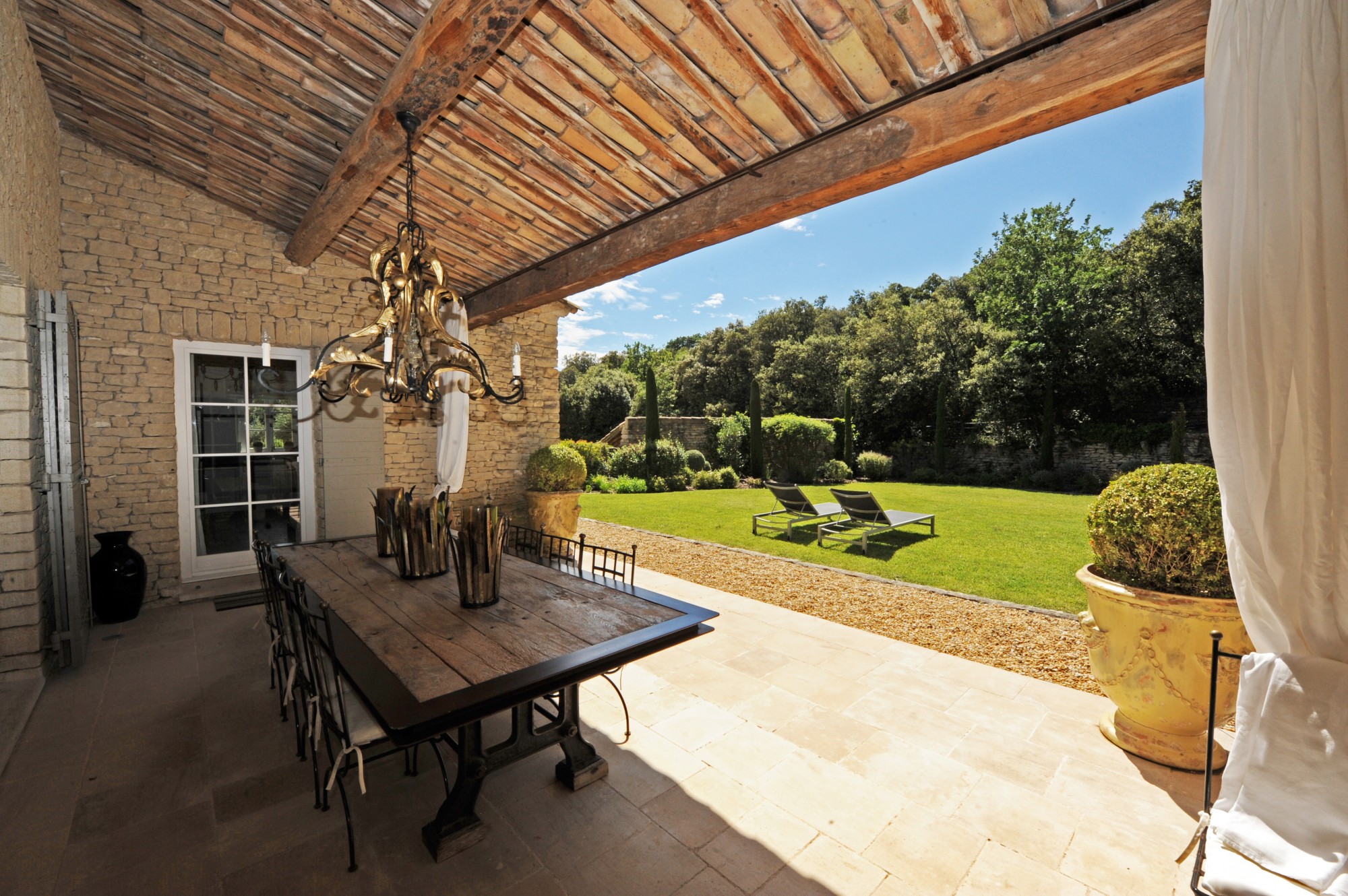 Gordes - Propriété d'agrément comprenant deux maisons et deux piscines   
