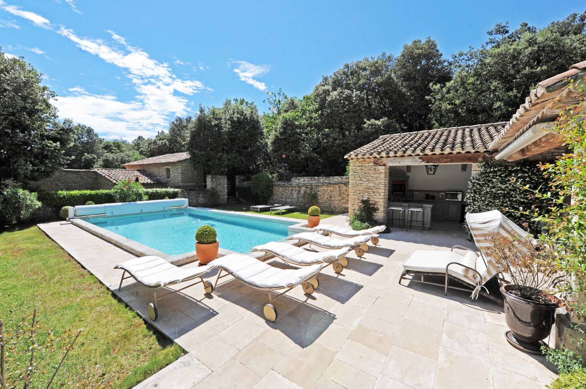 Gordes - Propriété d'agrément comprenant deux maisons et deux piscines   