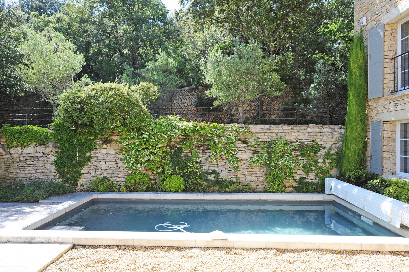 Gordes - Propriété d'agrément comprenant deux maisons et deux piscines   