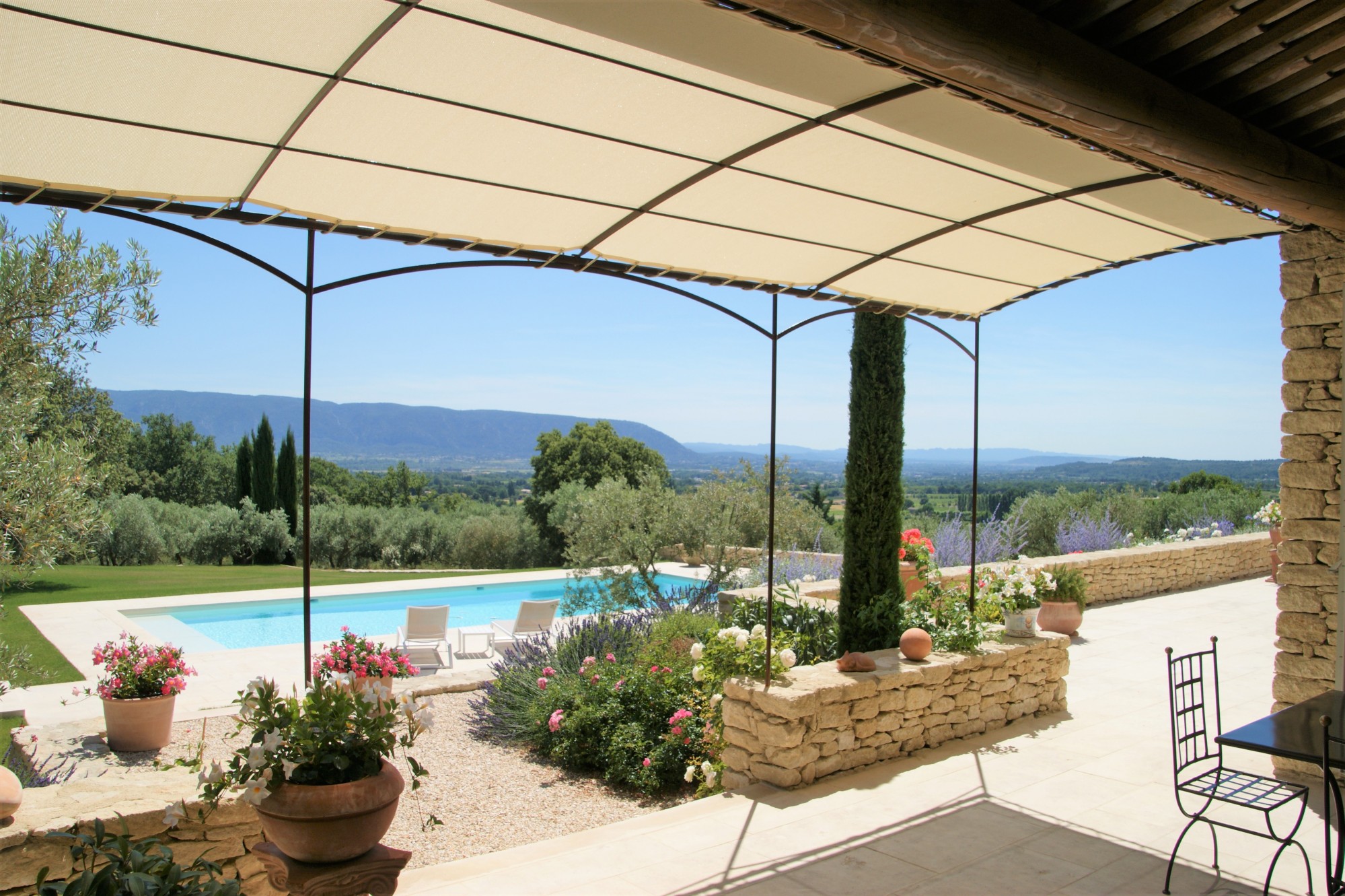 Gordes, superbe propriété en situation dominante   