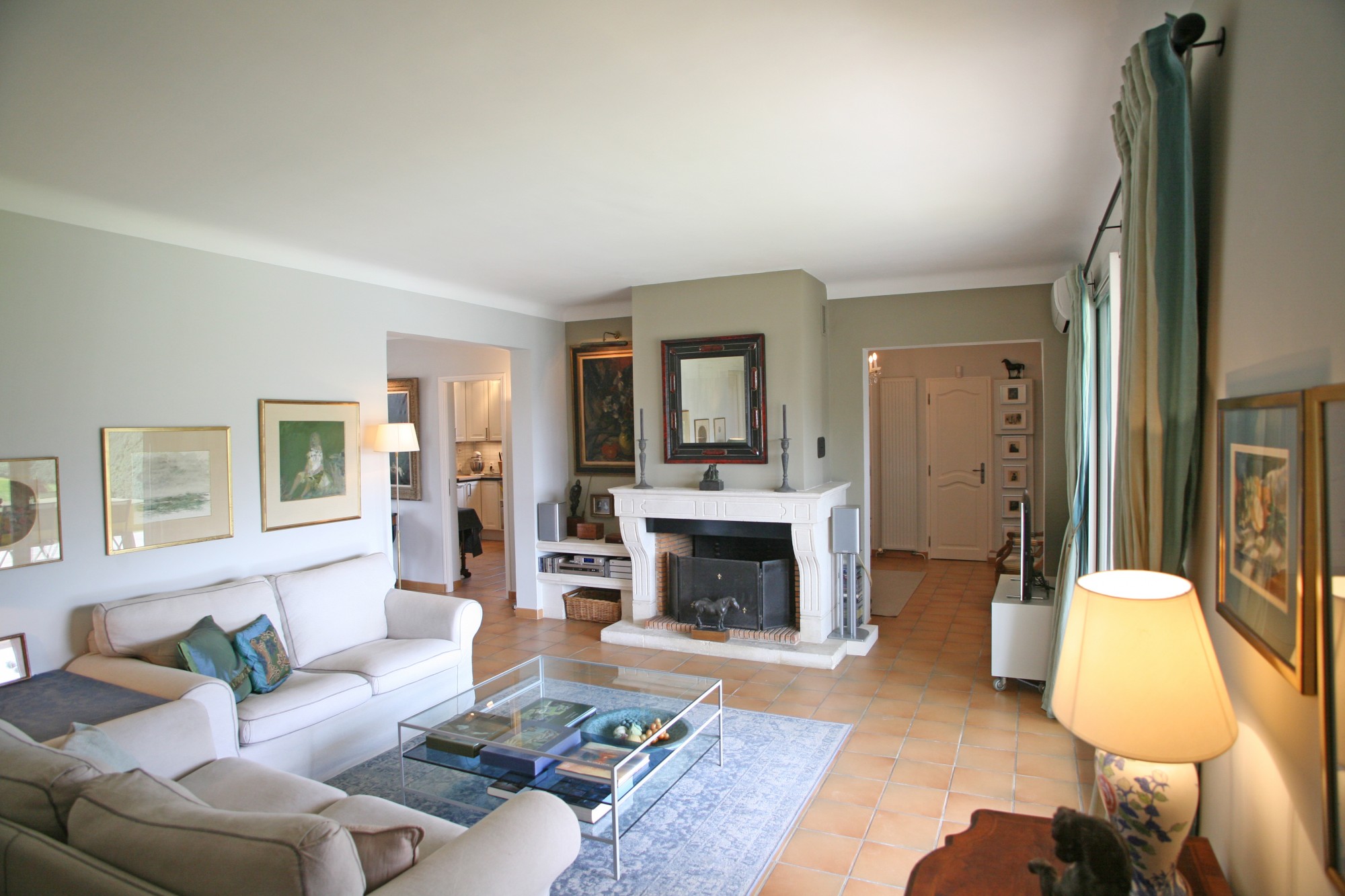 Provence, maison avec piscine et vue dans un quartier résidentiel   