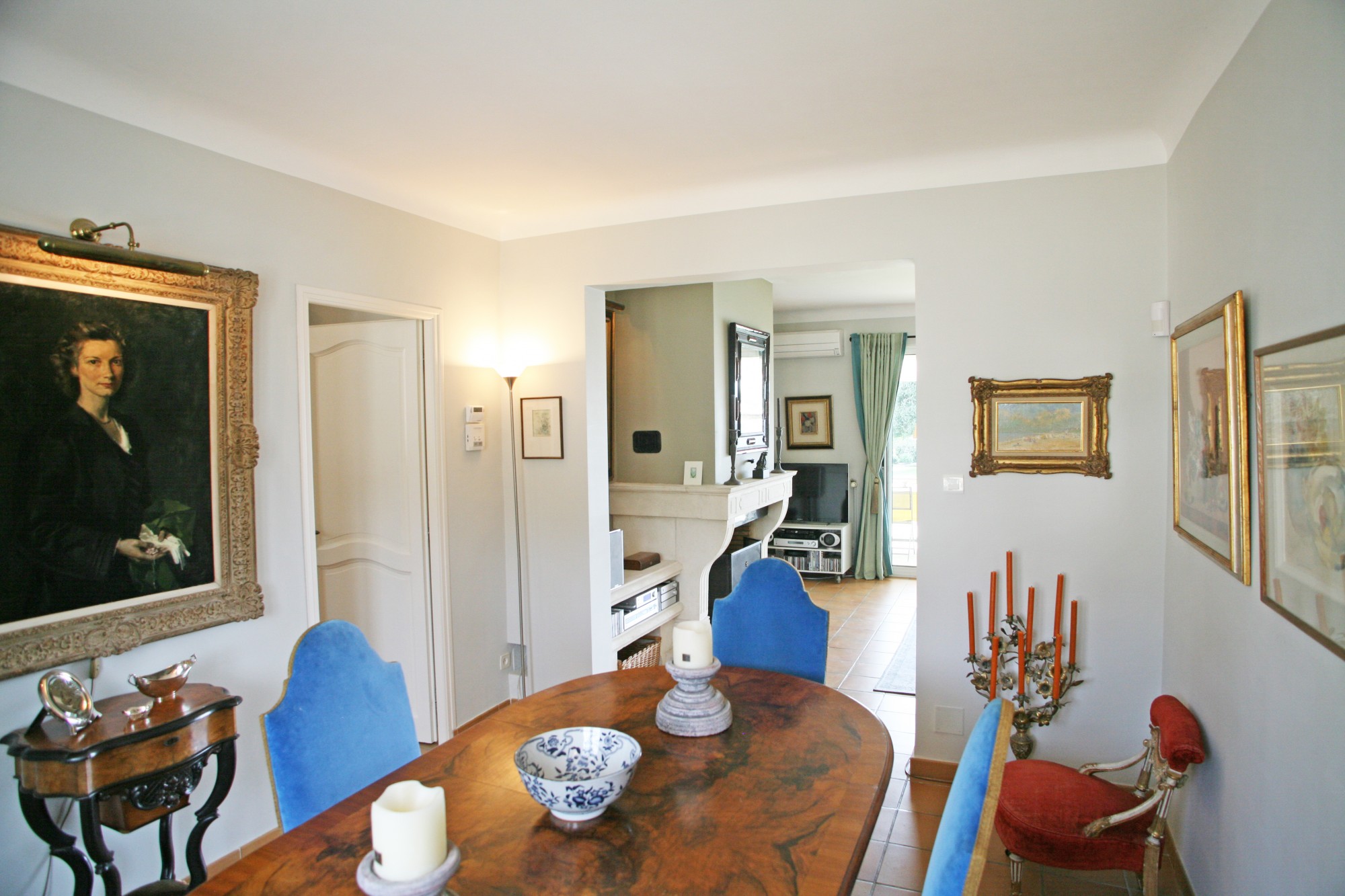 Provence, maison avec piscine et vue dans un quartier résidentiel   