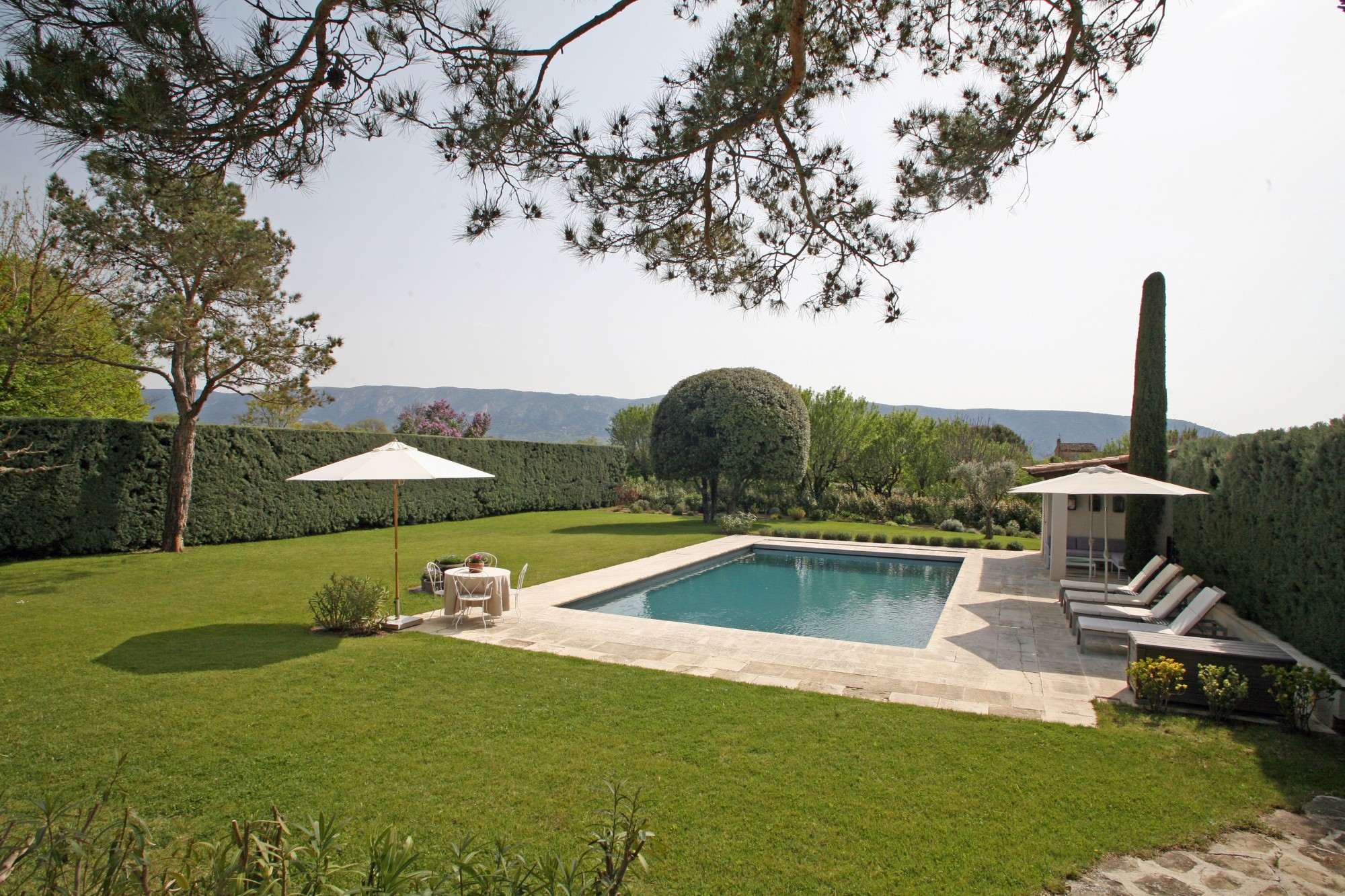 Provence, maison avec piscine et vue dans un quartier résidentiel   