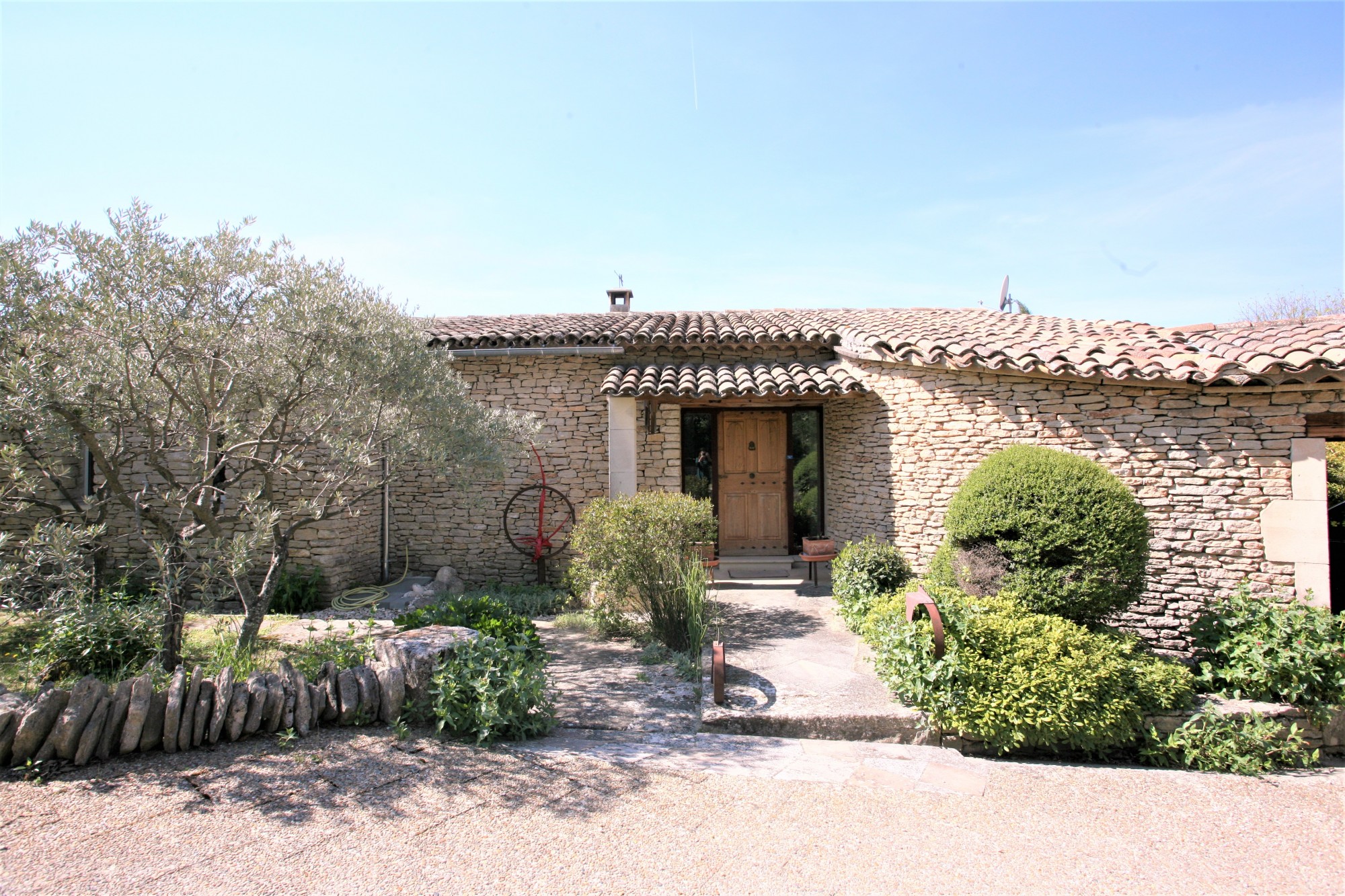Gordes, belle maison en pierres avec vue sur le Luberon   