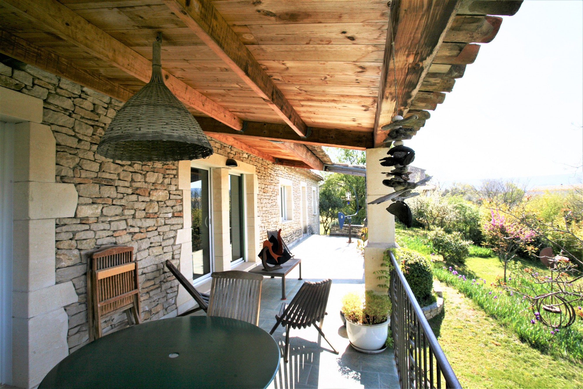 Gordes, belle maison en pierres avec vue sur le Luberon   