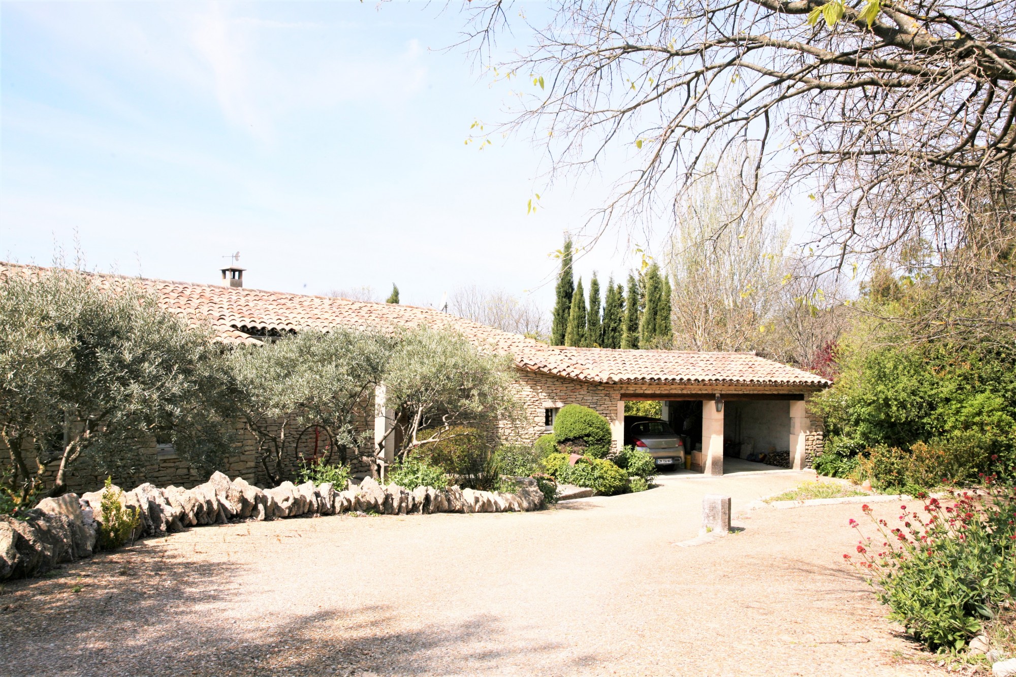 Gordes, belle maison en pierres avec vue sur le Luberon   