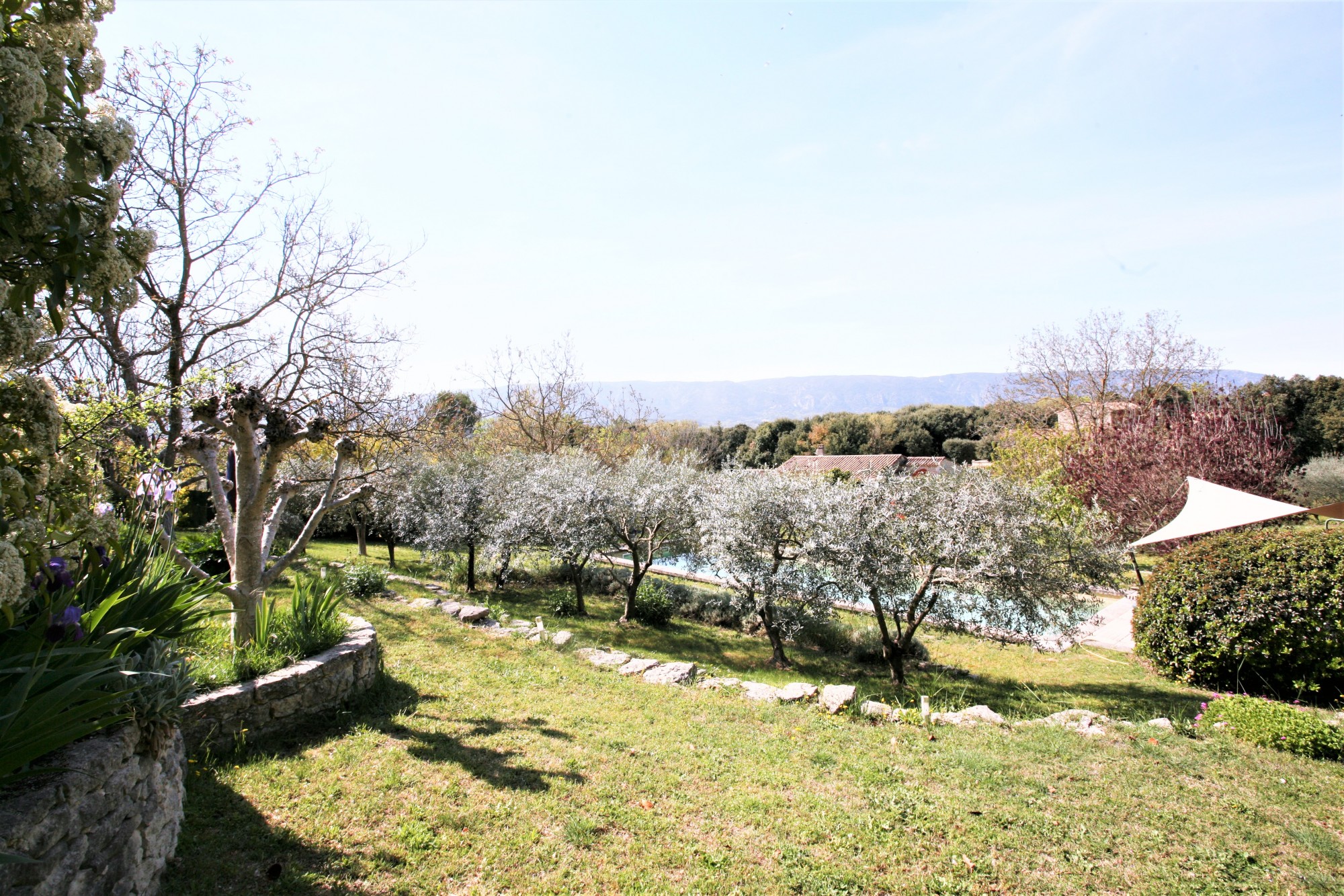 Gordes, belle maison en pierres avec vue sur le Luberon   