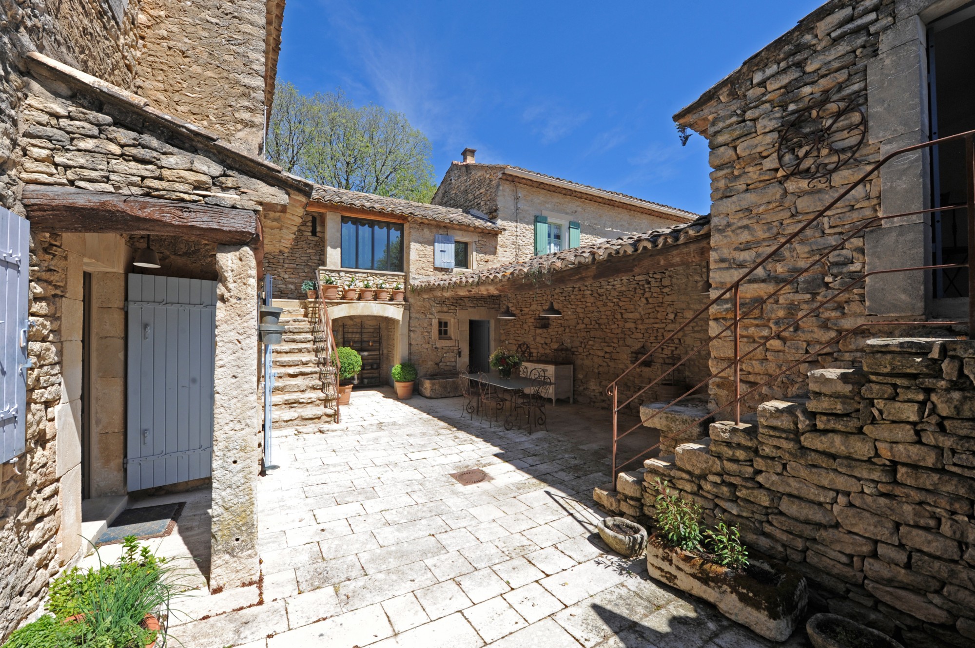 Ménerbes, élegante propriété d'agrément face au Luberon   