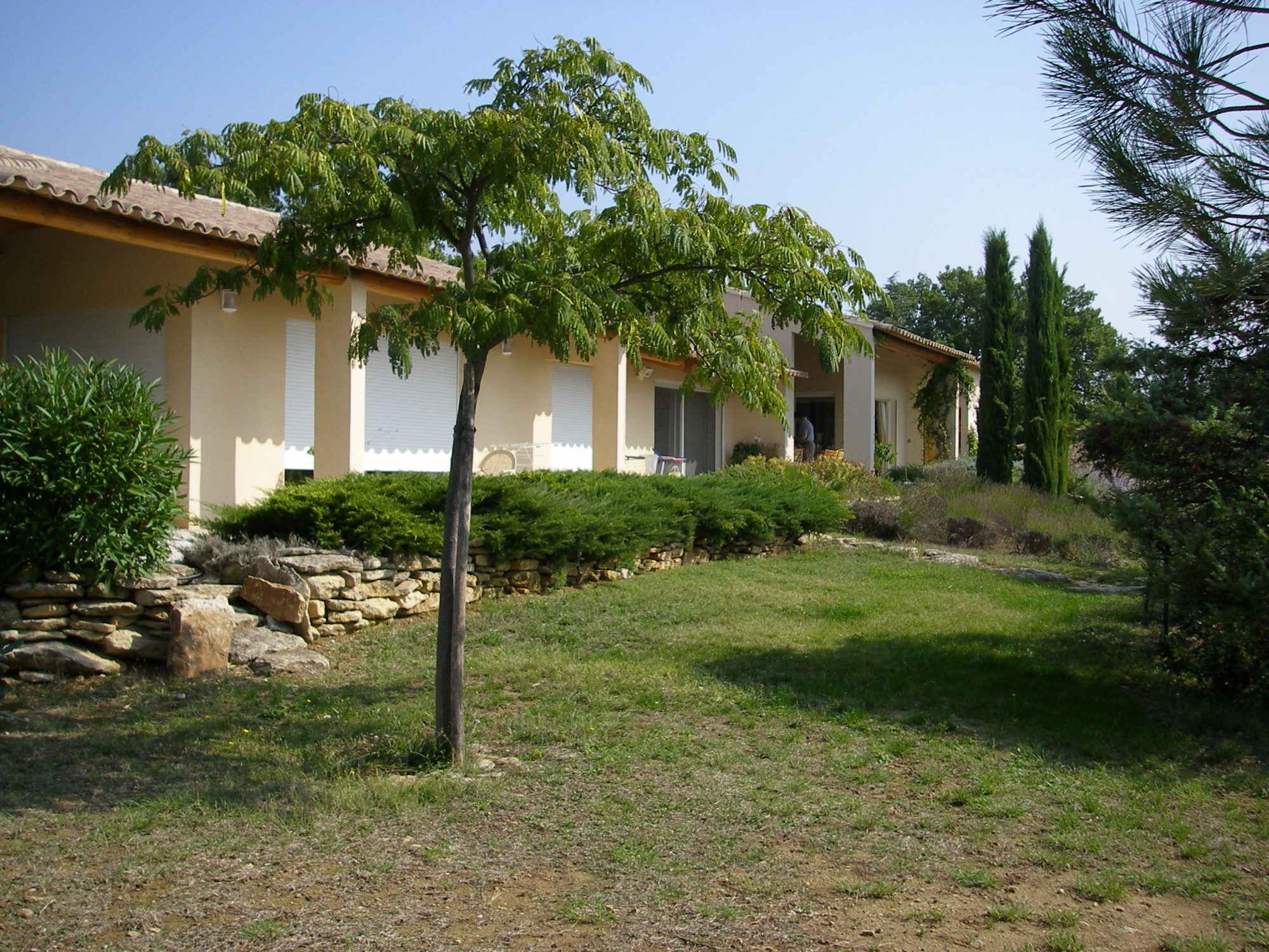 Luberon, propriété aux abords du village de Cabrières d'Avignon, comprenant deux habitations   