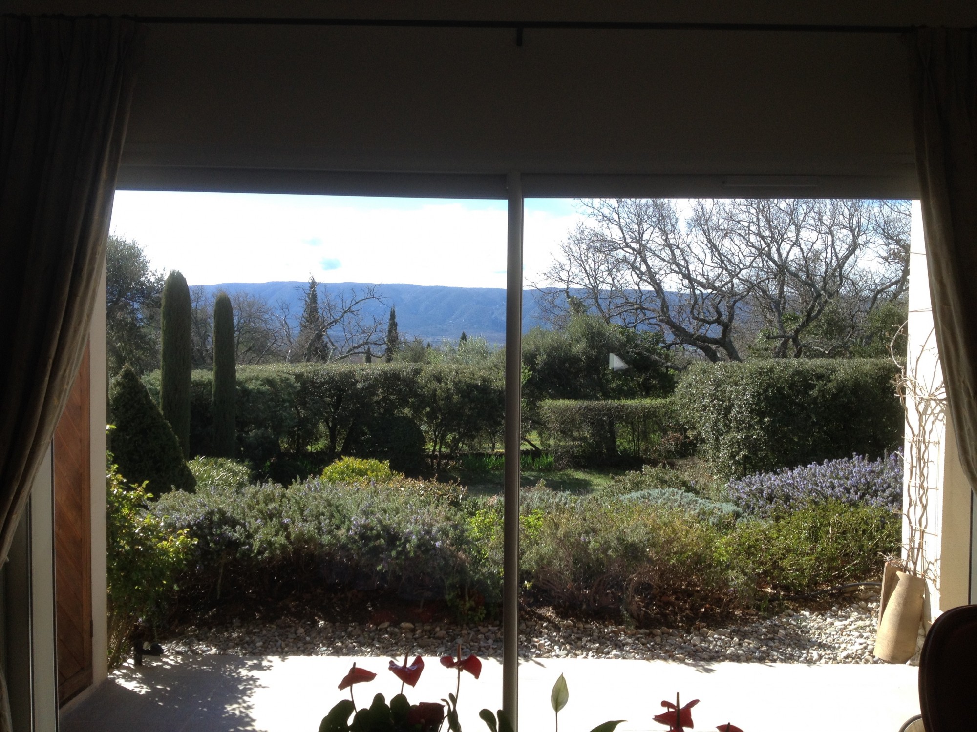Luberon, propriété aux abords du village de Cabrières d'Avignon, comprenant deux habitations   
