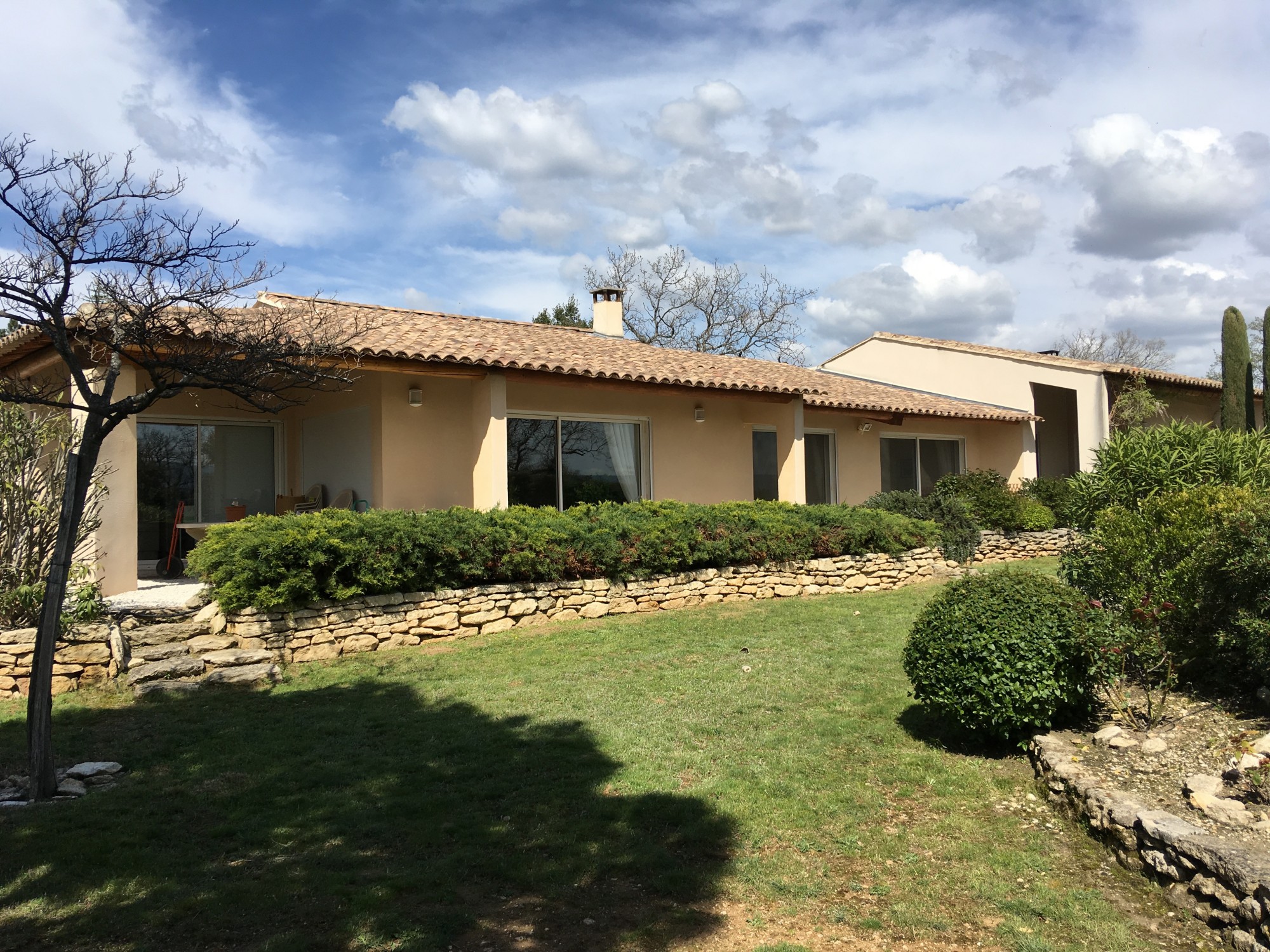 Luberon, propriété aux abords du village de Cabrières d'Avignon, comprenant deux habitations   