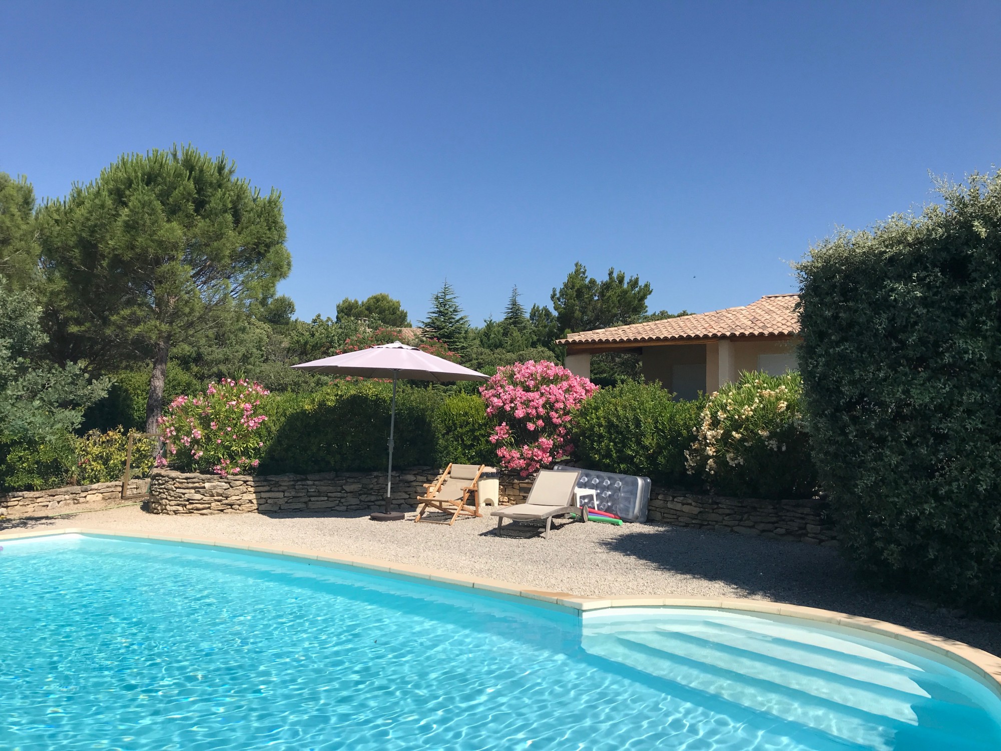 Luberon, propriété aux abords du village de Cabrières d'Avignon, comprenant deux habitations   
