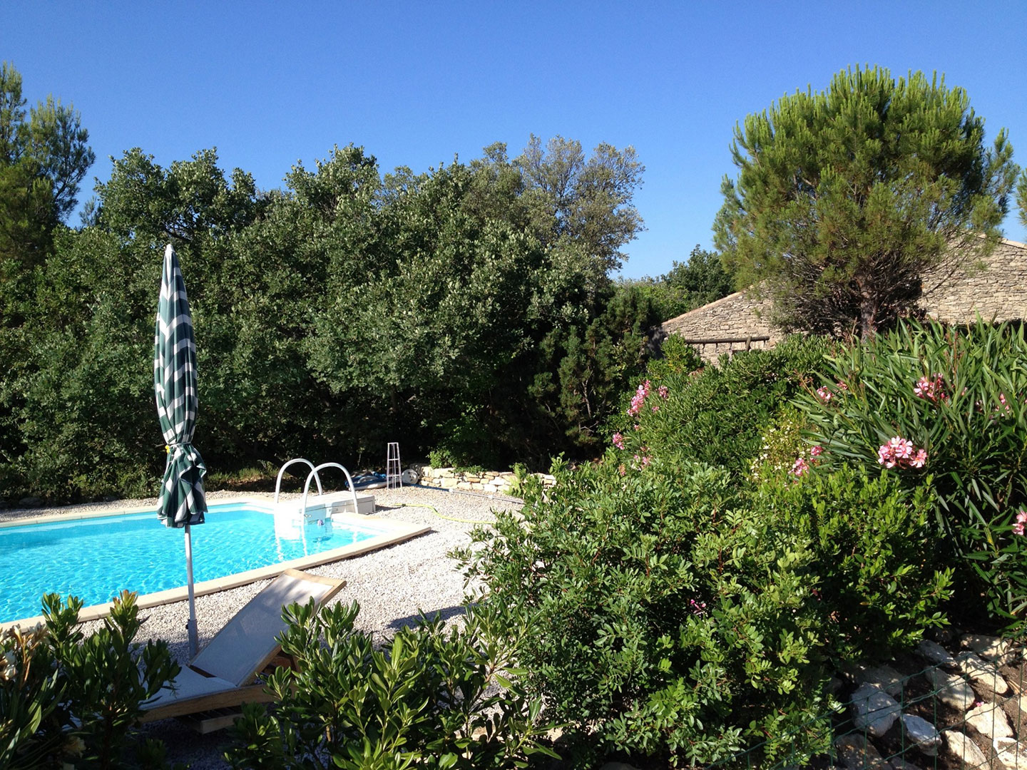 Luberon, propriété aux abords du village de Cabrières d'Avignon, comprenant deux habitations   