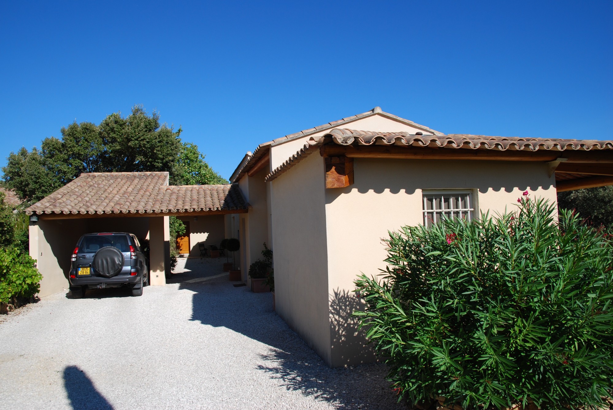 Luberon, propriété aux abords du village de Cabrières d'Avignon, comprenant deux habitations   