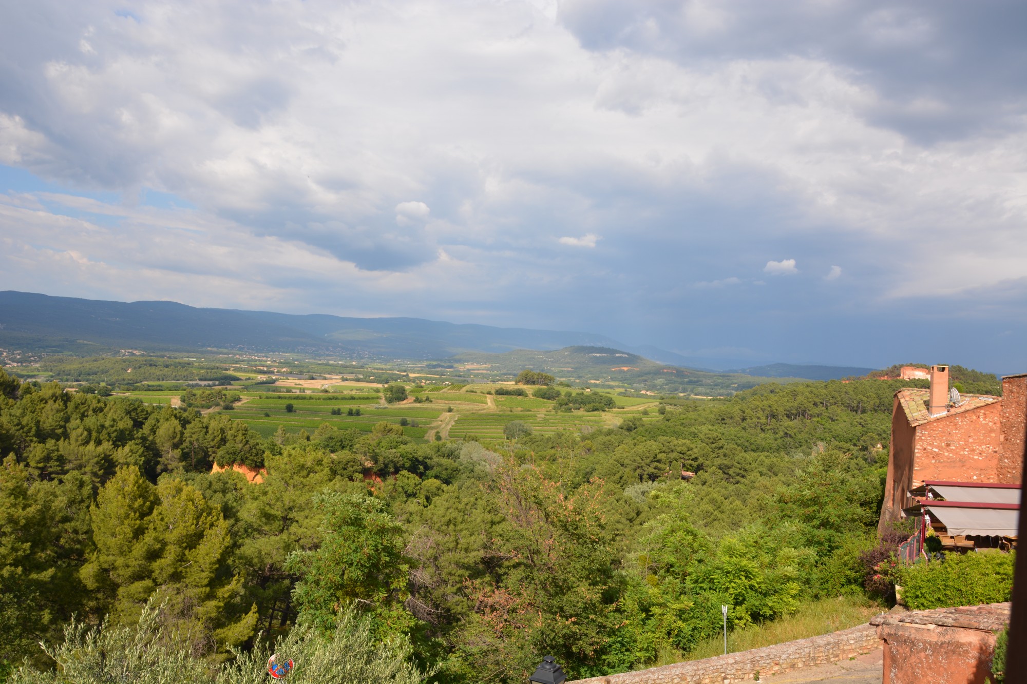 Roussillon, maison de village avec vues   