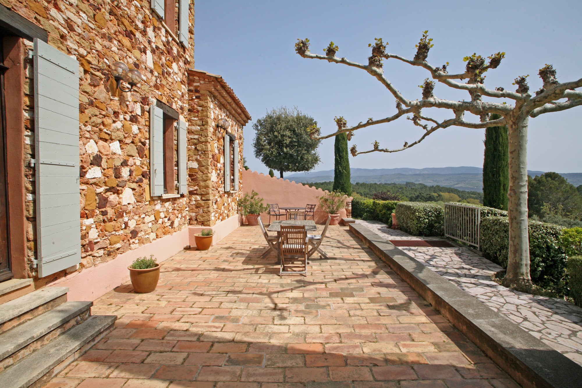 Roussillon, mas en pierres avec piscine et vue panoramique sur le Luberon   