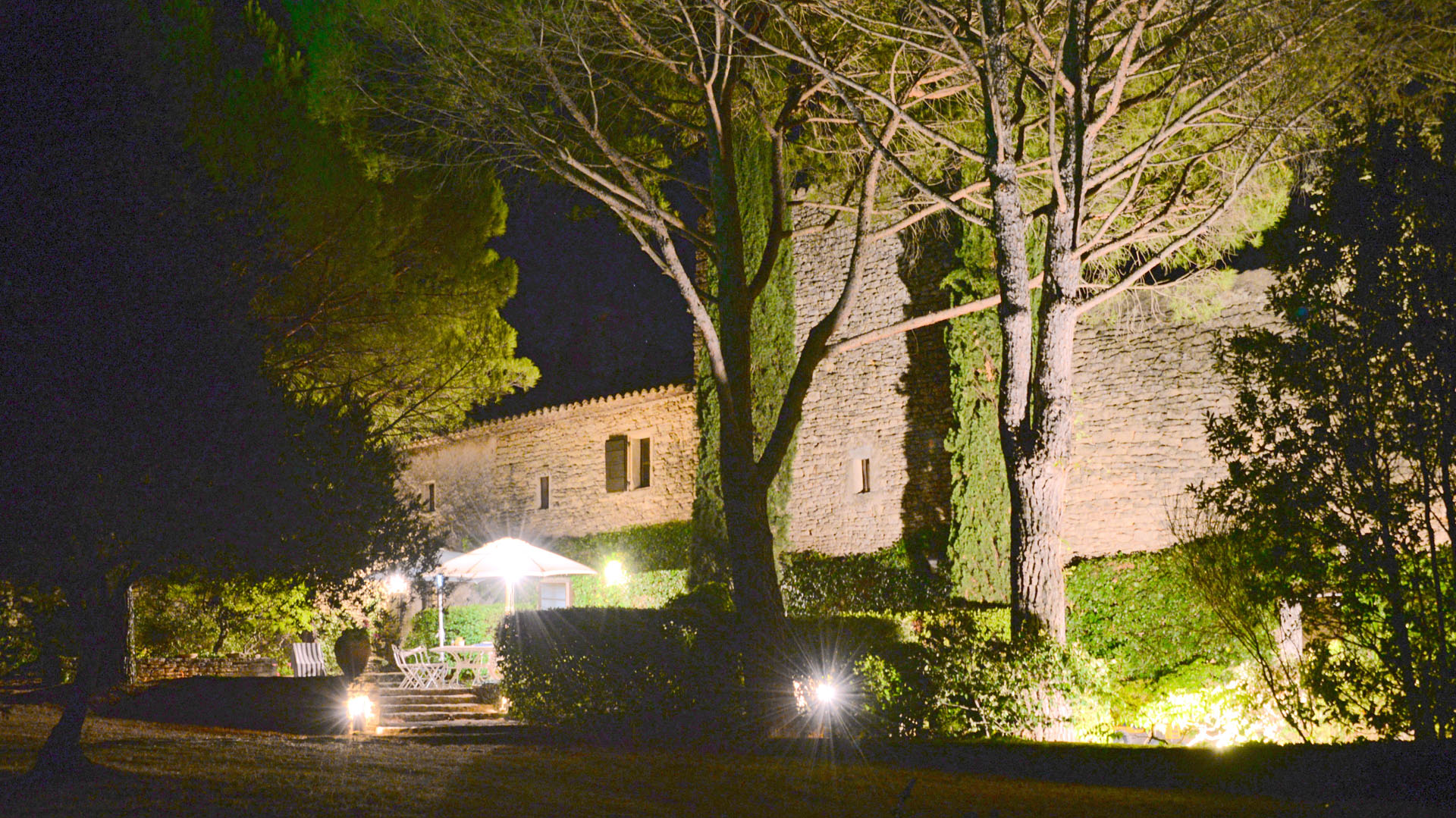 Proche Gordes,    maison de charme de 7 à 8 chambres avec piscine
