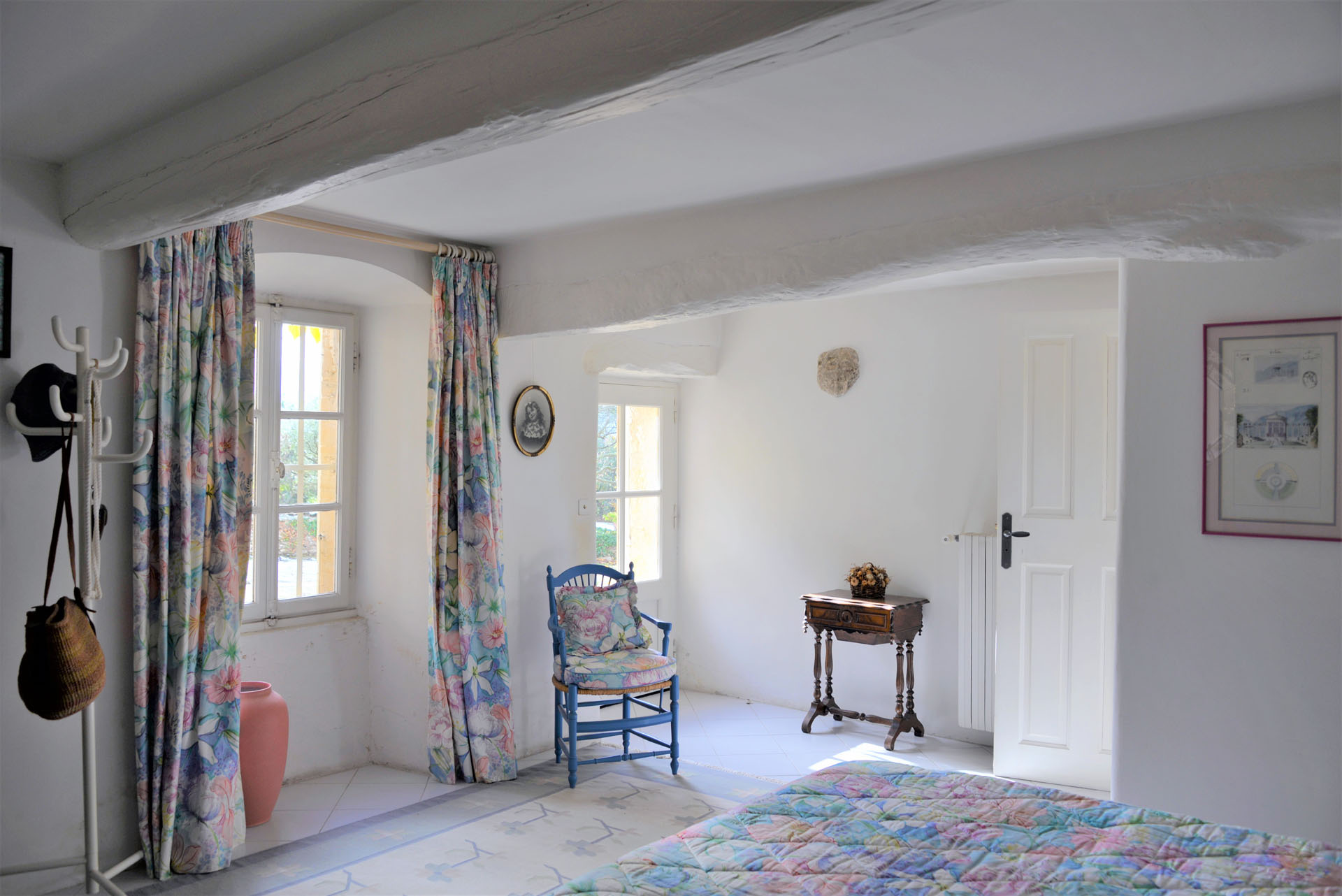 Proche Gordes,    maison de charme de 7 à 8 chambres avec piscine