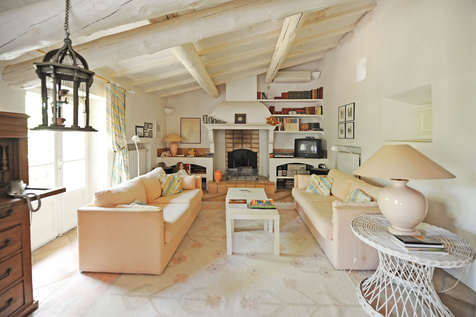 Proche Gordes,    maison de charme de 7 à 8 chambres avec piscine